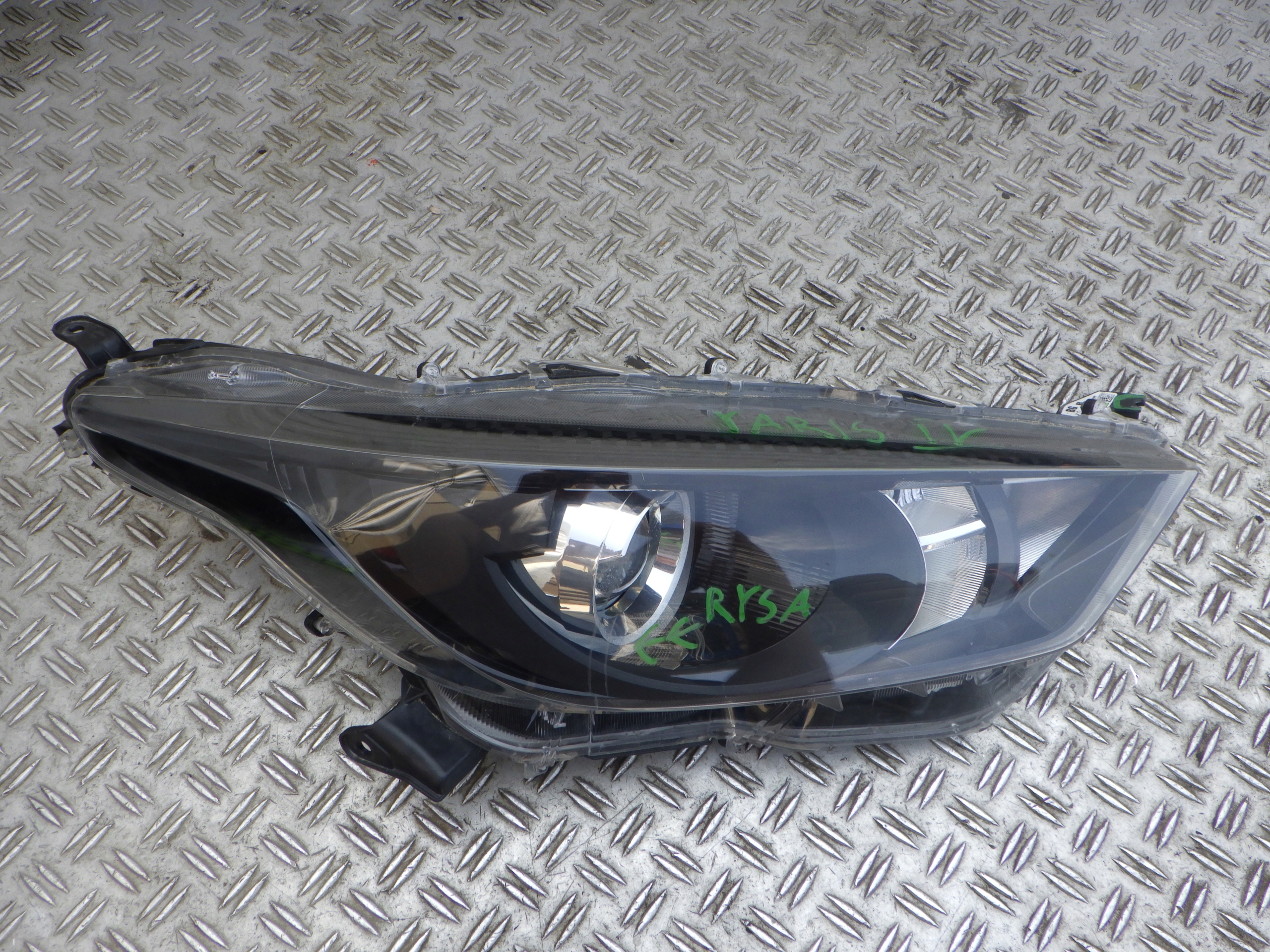 LAMPA REFLEKTOR PRAWY PRZÓD TOYOTA YARIS IV