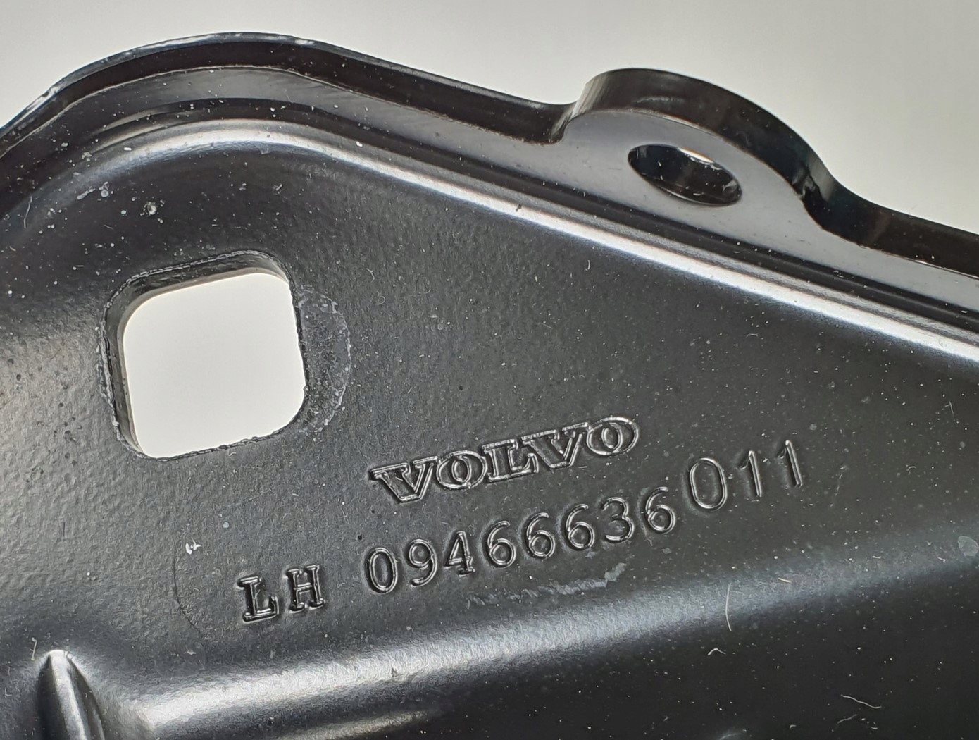 ZAWIAS DACHU LEWY TYŁ VOLVO C70 II 09466636 Numer katalogowy części 09466636