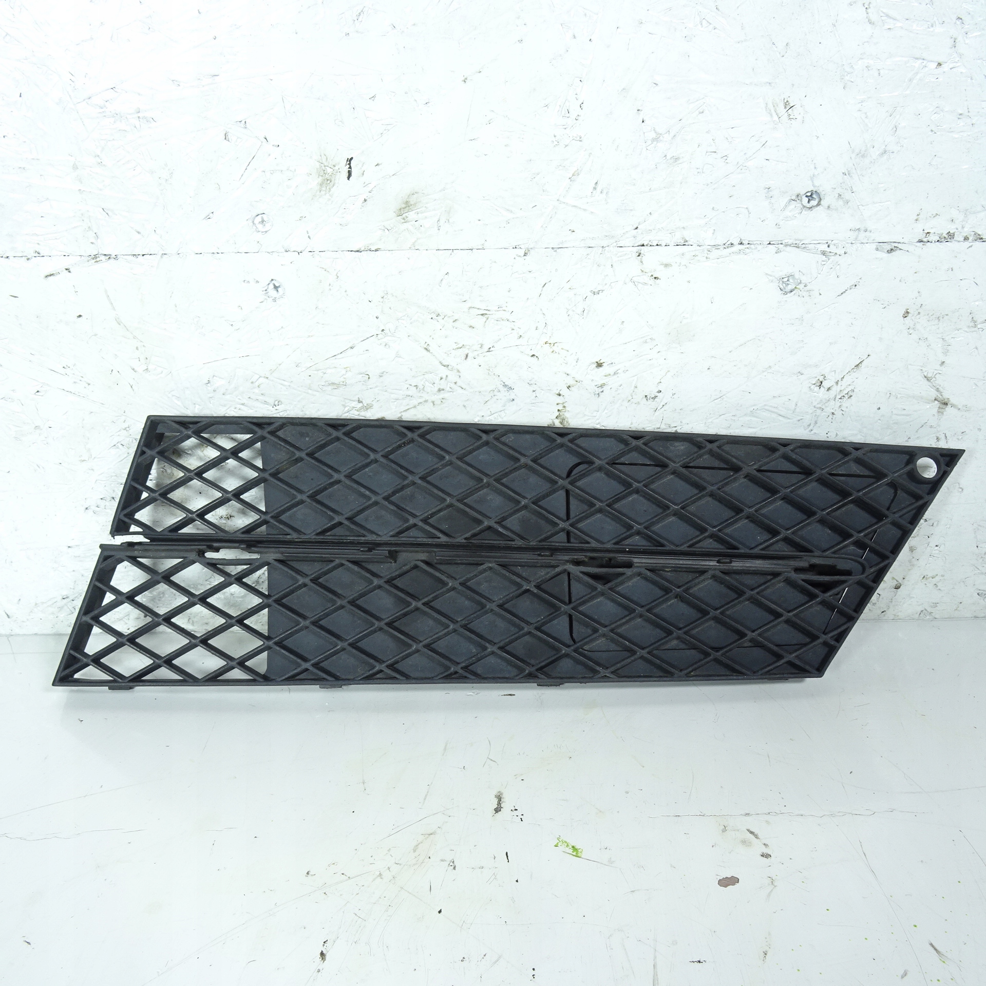BMW SERIA 5 E60 grid of a bumper front left 7178097