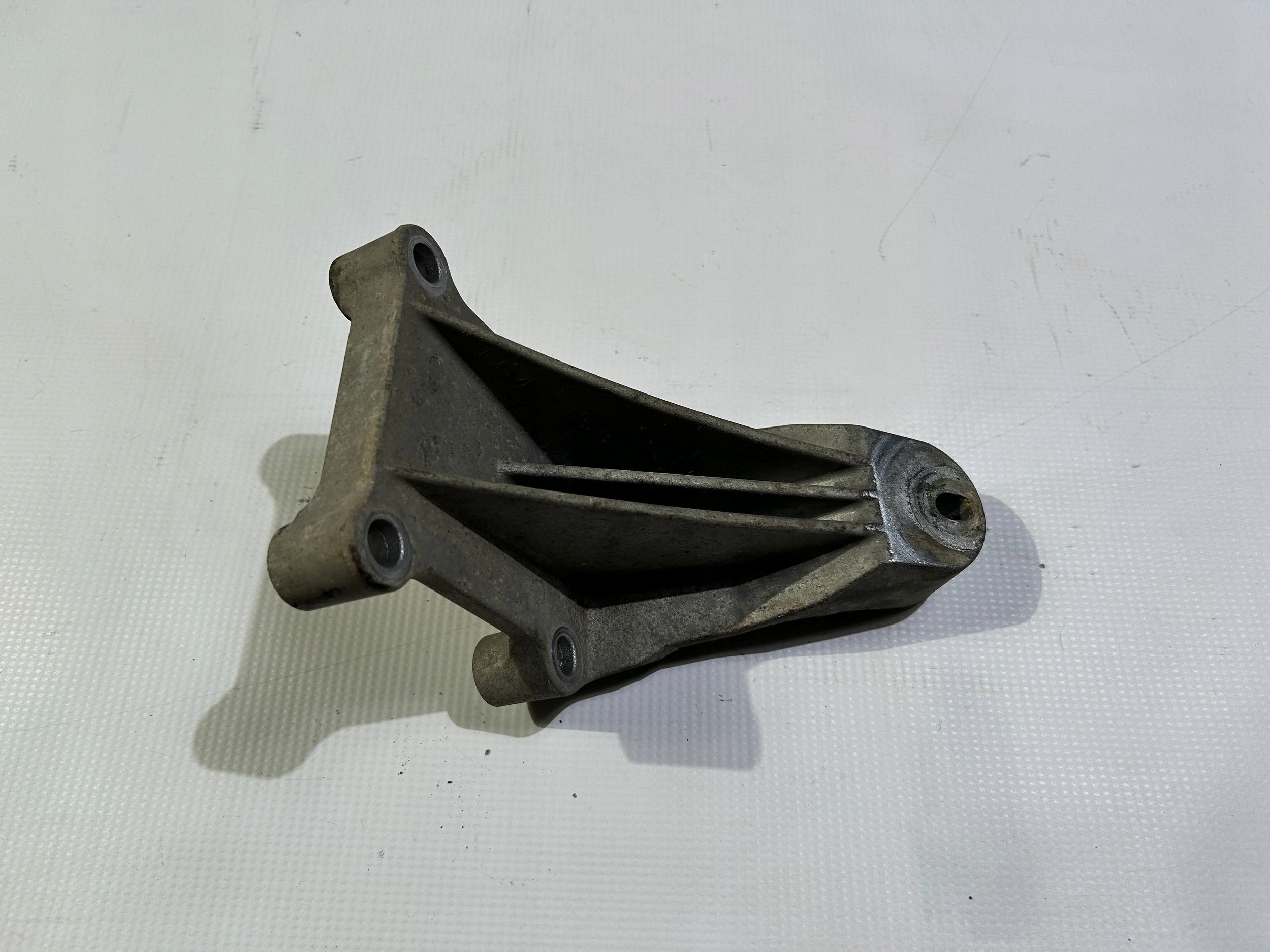 console holder holder of the engine left left Ford Mustang V 4.6 2010