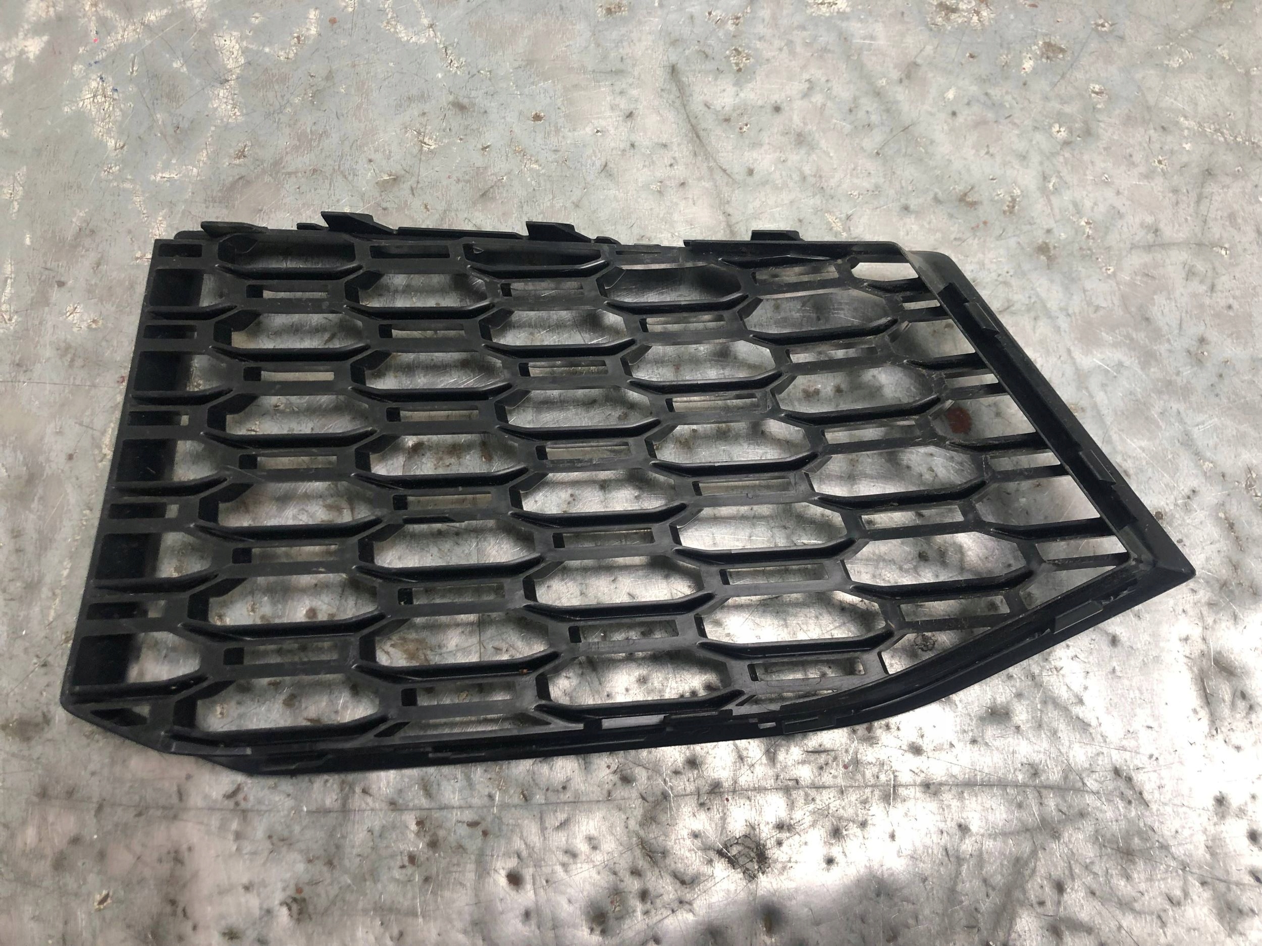 grid of a bumper left front AUDI RS4 RS5 8W6807681P