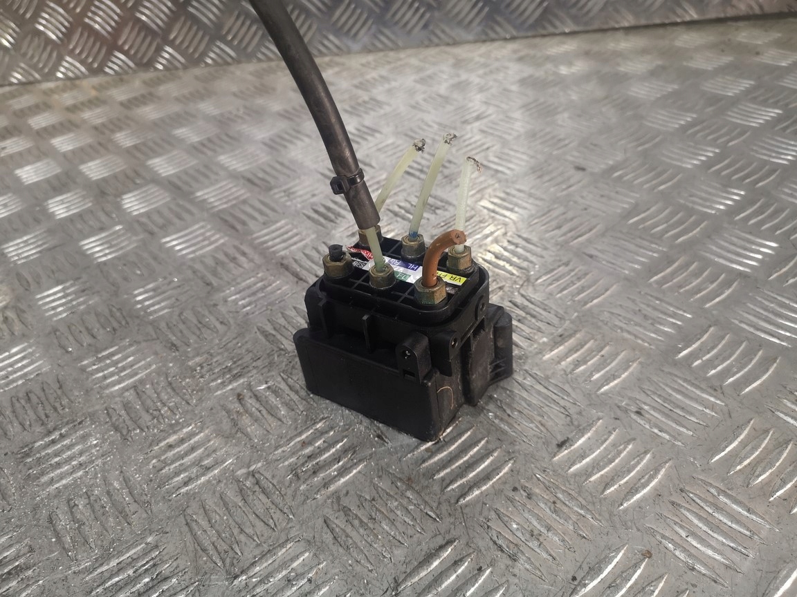 099 320 - MERCEDES GLC CLS W213 W257 сплиттер AIRMATIC