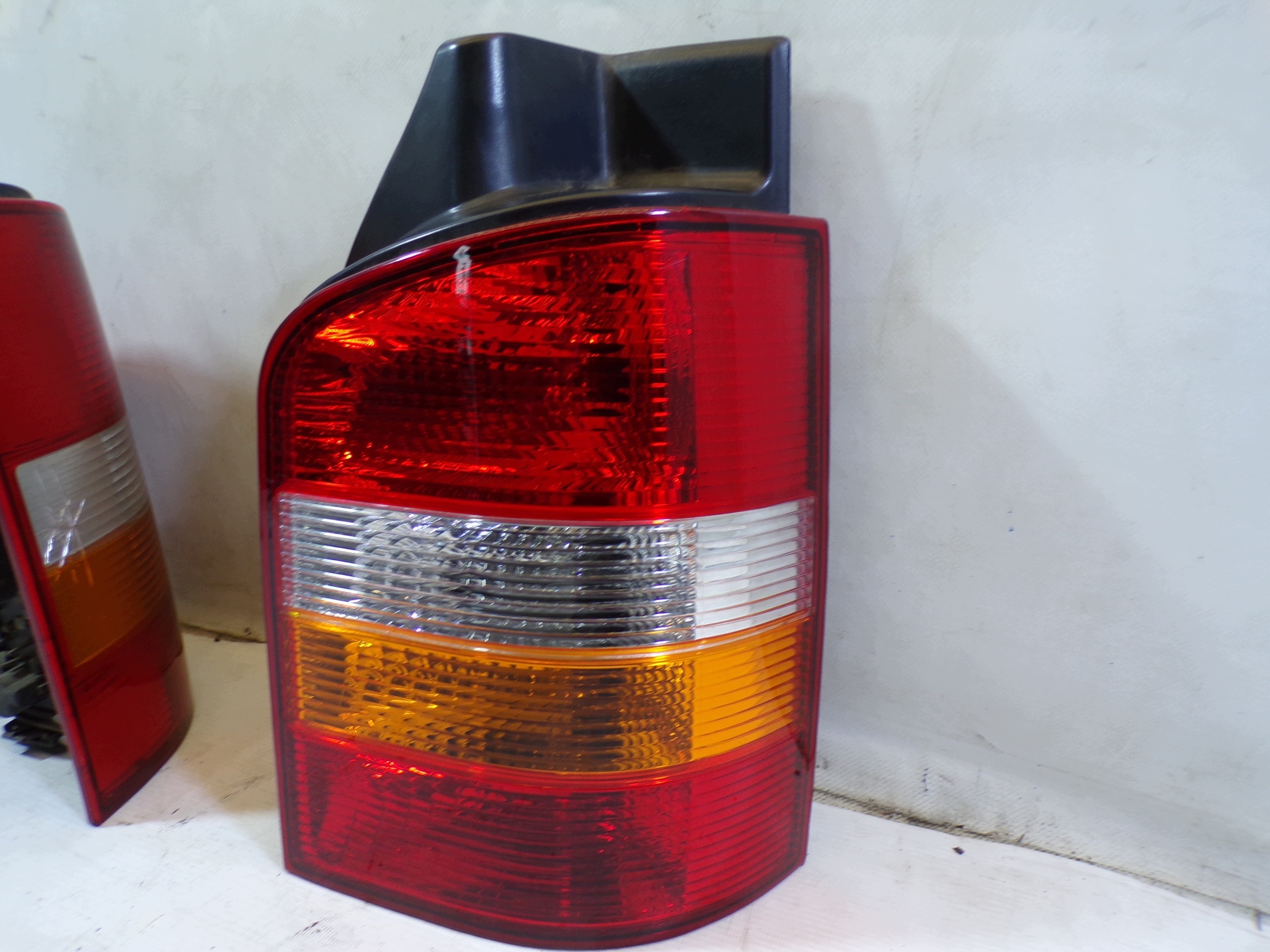 lights rear. rear part left right VOLKSWAGEN TRANSPORTER T5