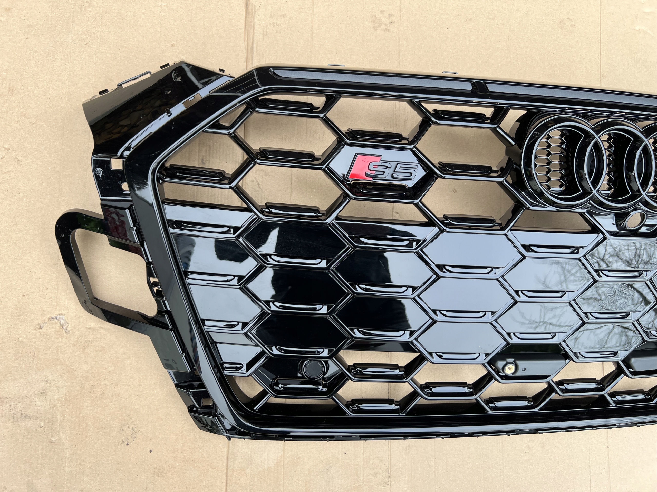 GRILL ATRAPA ZDERZAKA PRZÓD AUDI A5 S5 8W6 Producent części Audi OE