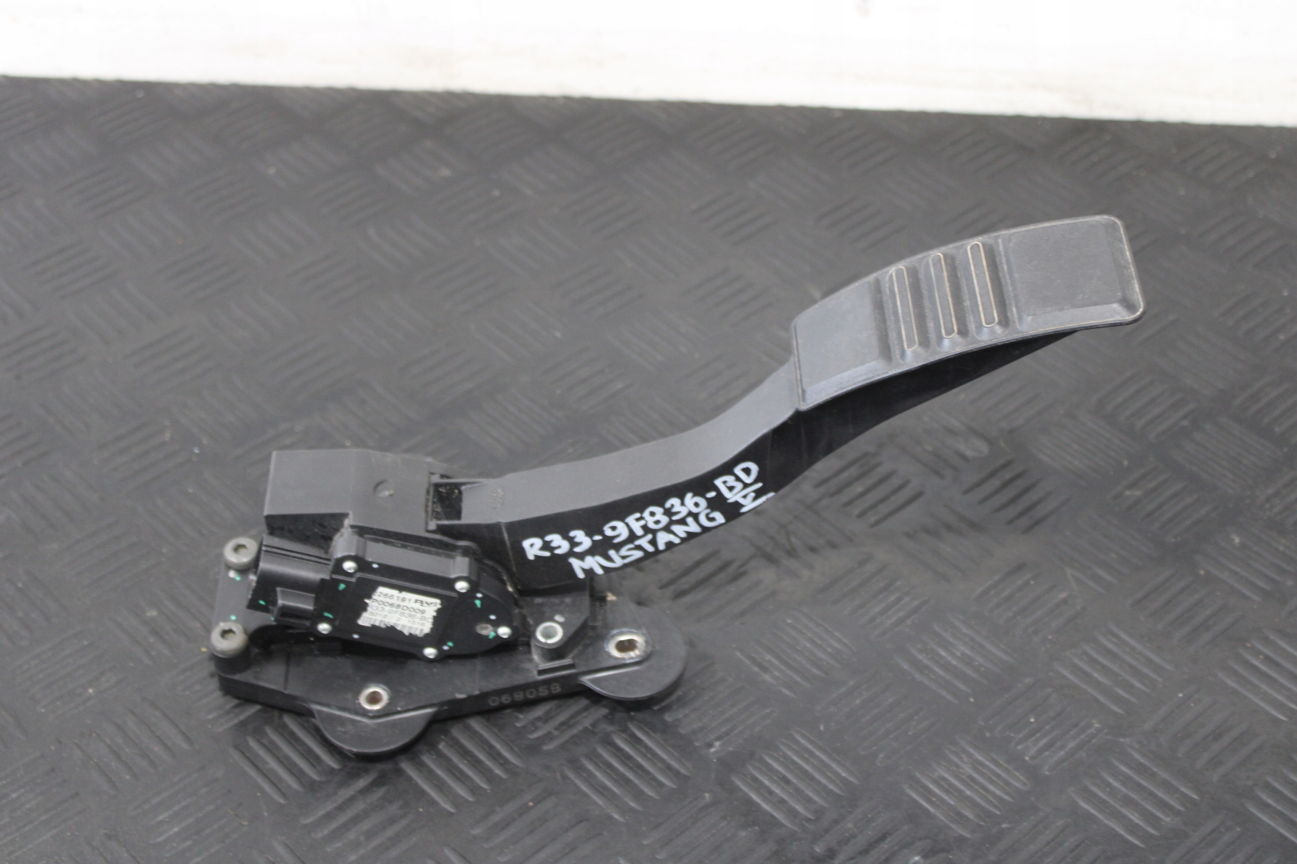 accelerator pedal FORD MUSTANG V 5 5R33-9F836-BD