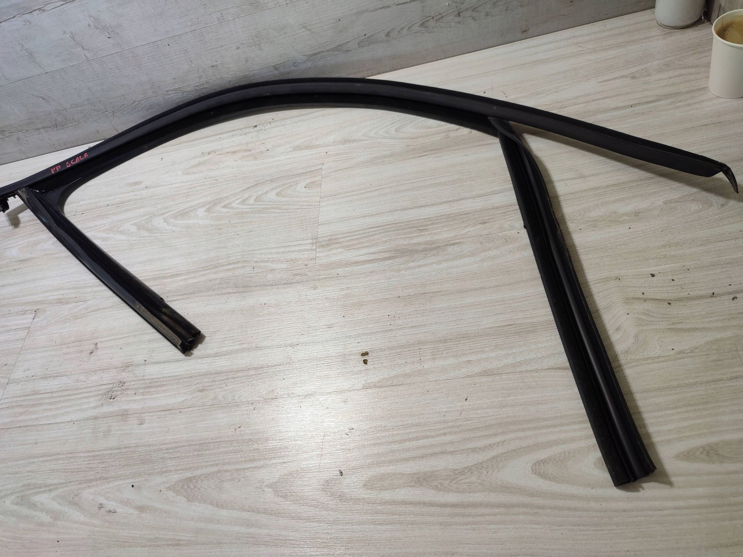 Skoda Scala 2020 front right moulding / gasket windows door przednich