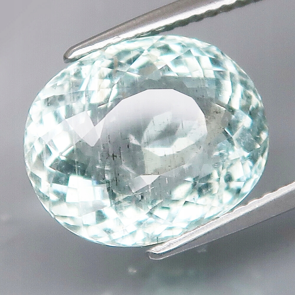 akvamarín 6,87 ct 13,05 mm x 10,55 mm certifikát
