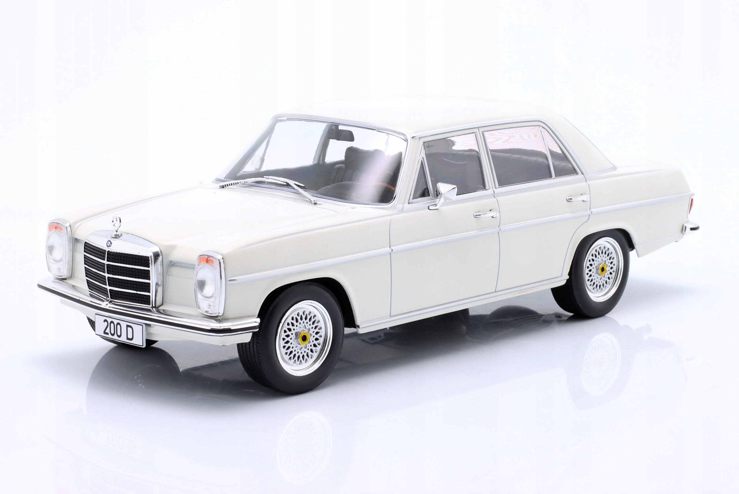 Mercedes-Benz 200 D 200D (W115) 1968 White Mcg 1:18 1/18 Model Auta