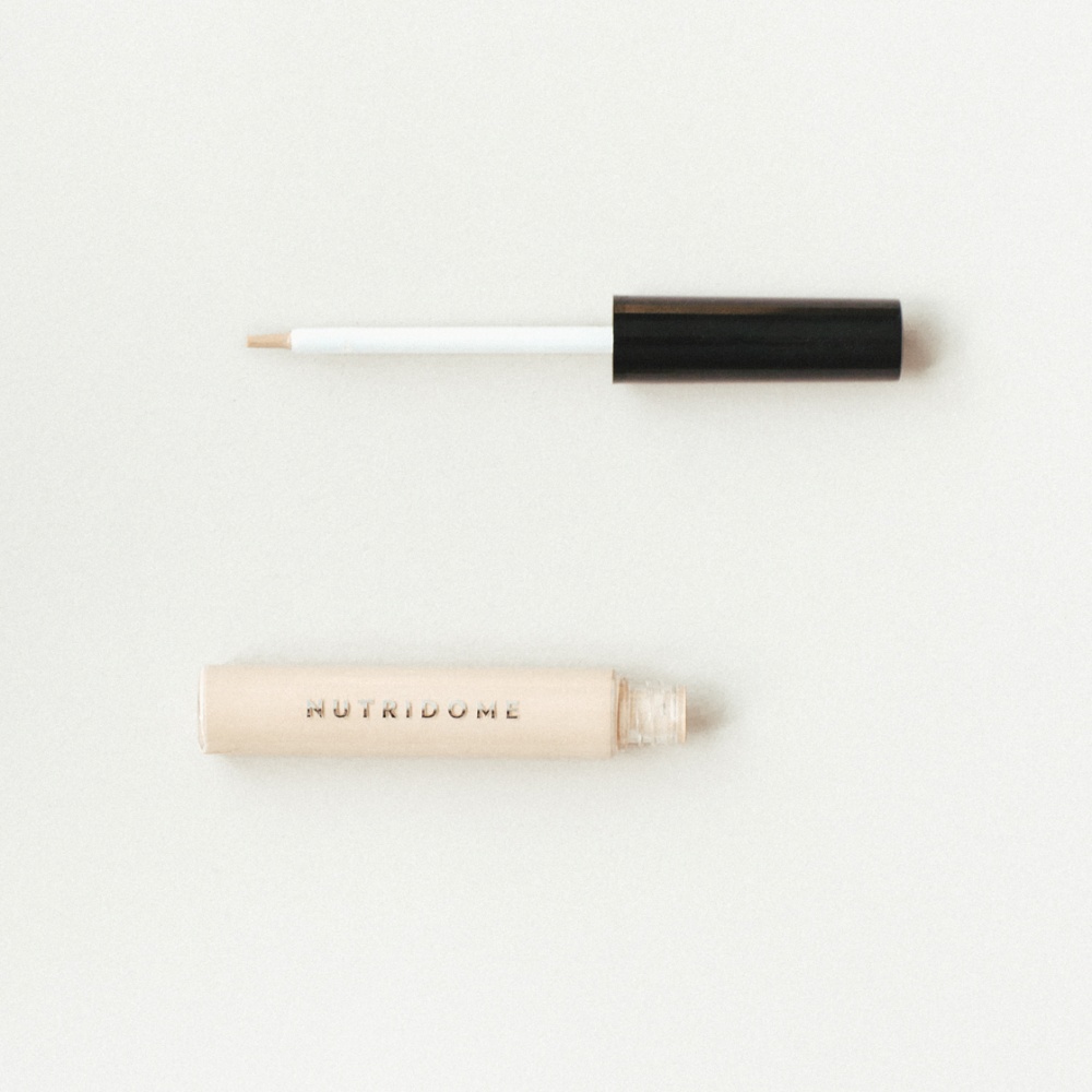 Korektor pod oczy z aplikatorem redukujący przebarwienia NUTRIDOME VANILLA Kod producenta 1-04-180-017-2