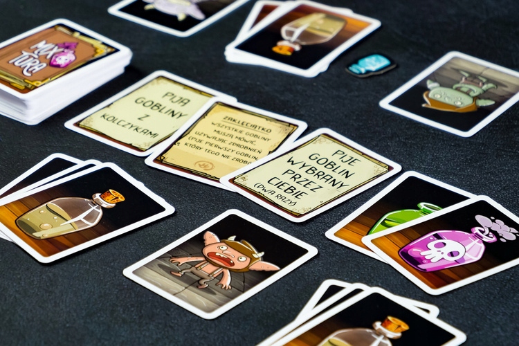 MUDUKO Gra Karciana Mix Tura Typ Podstawa