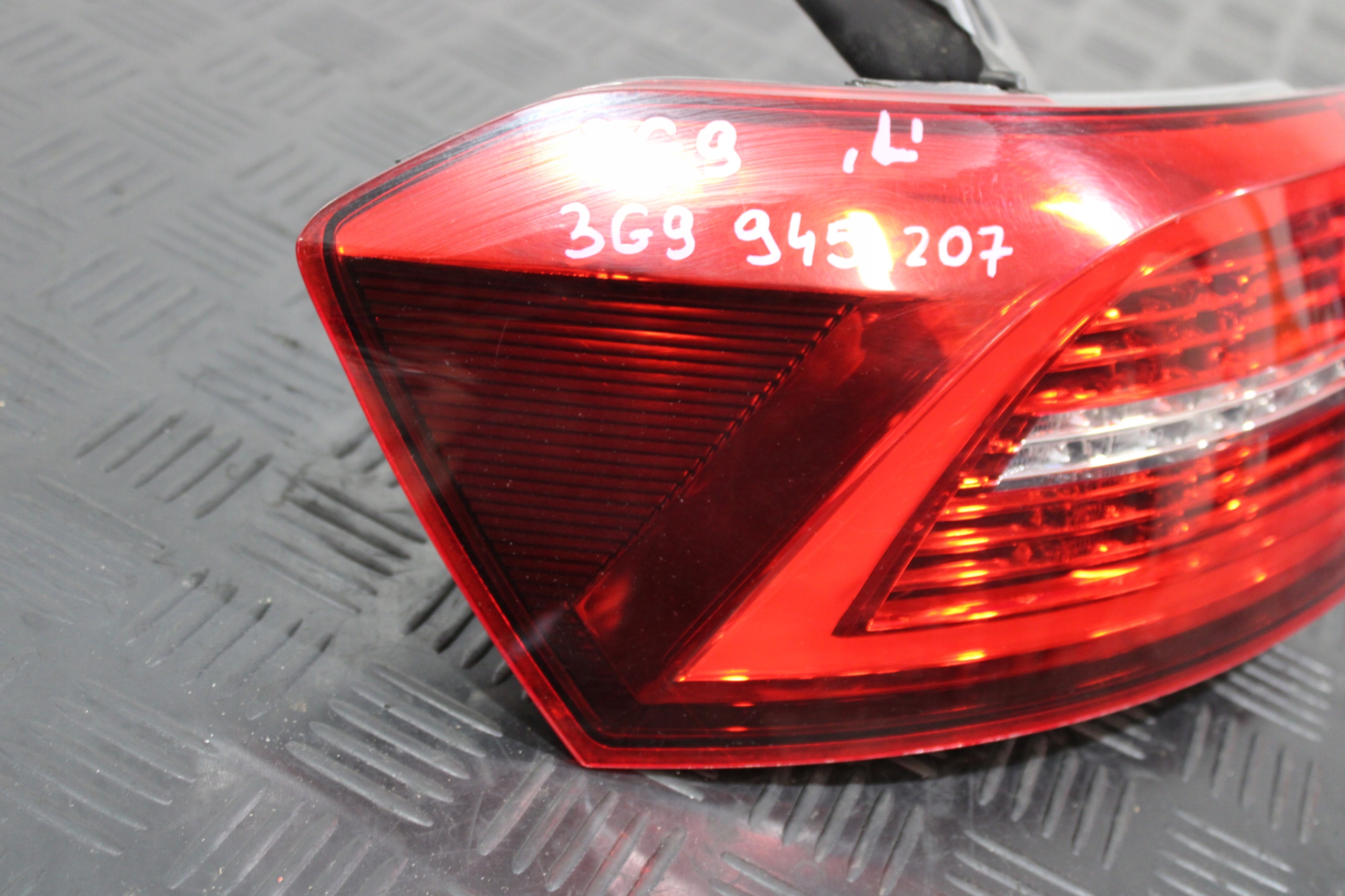 light left rear part 3G9945207 VW PASSAT B8 3G0 3G9