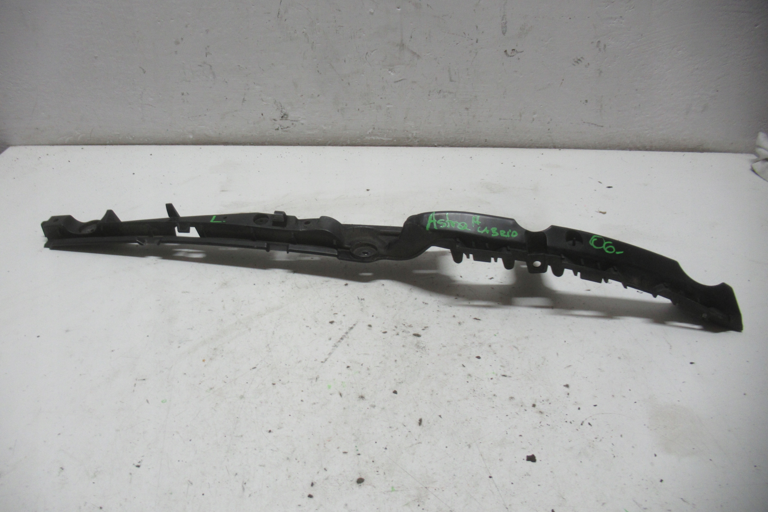 OPEL ASTRA H CABRIO 1.9 CDTI 06R bumper bracket left rear part 13205603