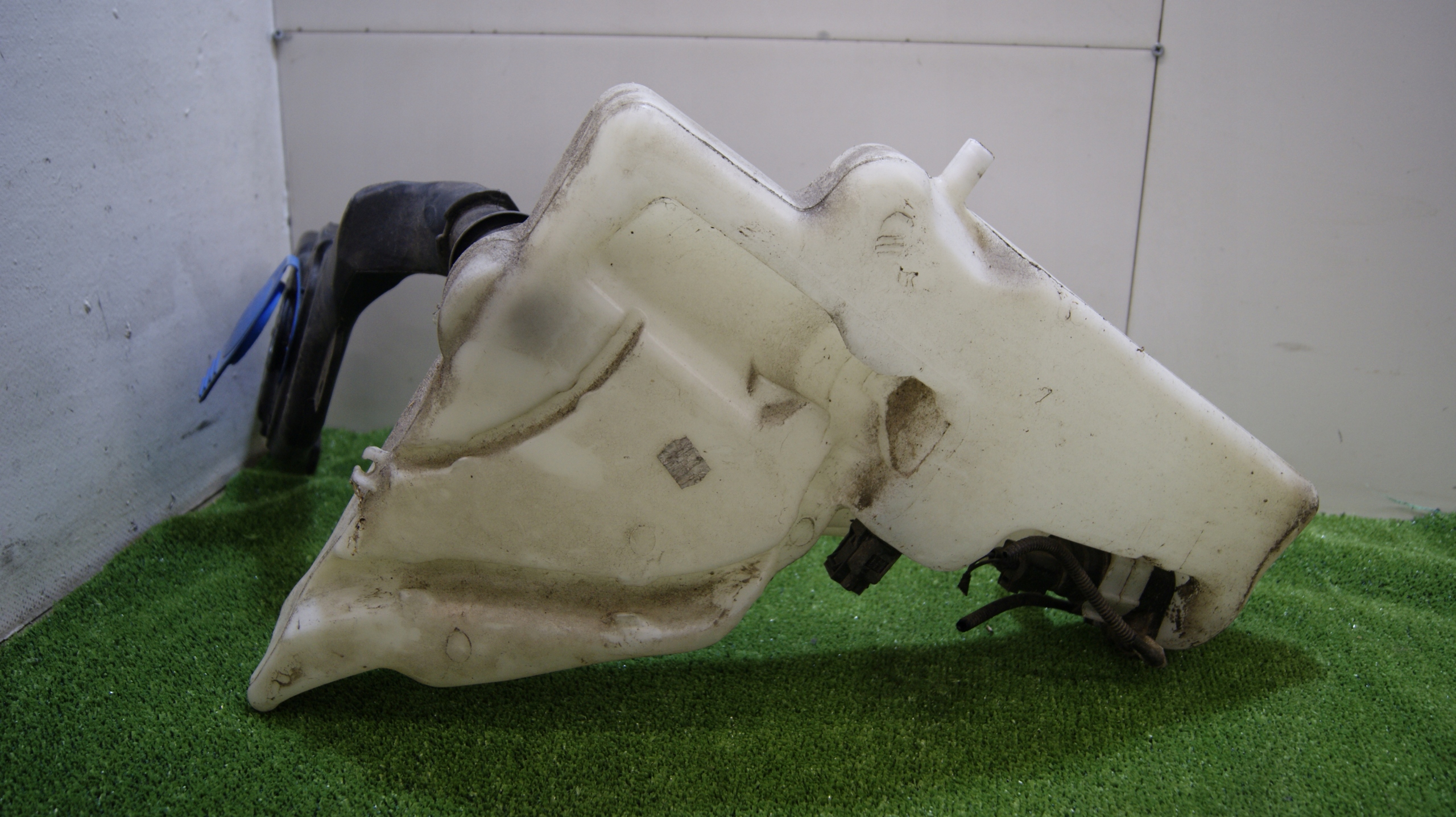 washer fluid tank AUDI A4 B8 8T1955463B 8T0955453B
