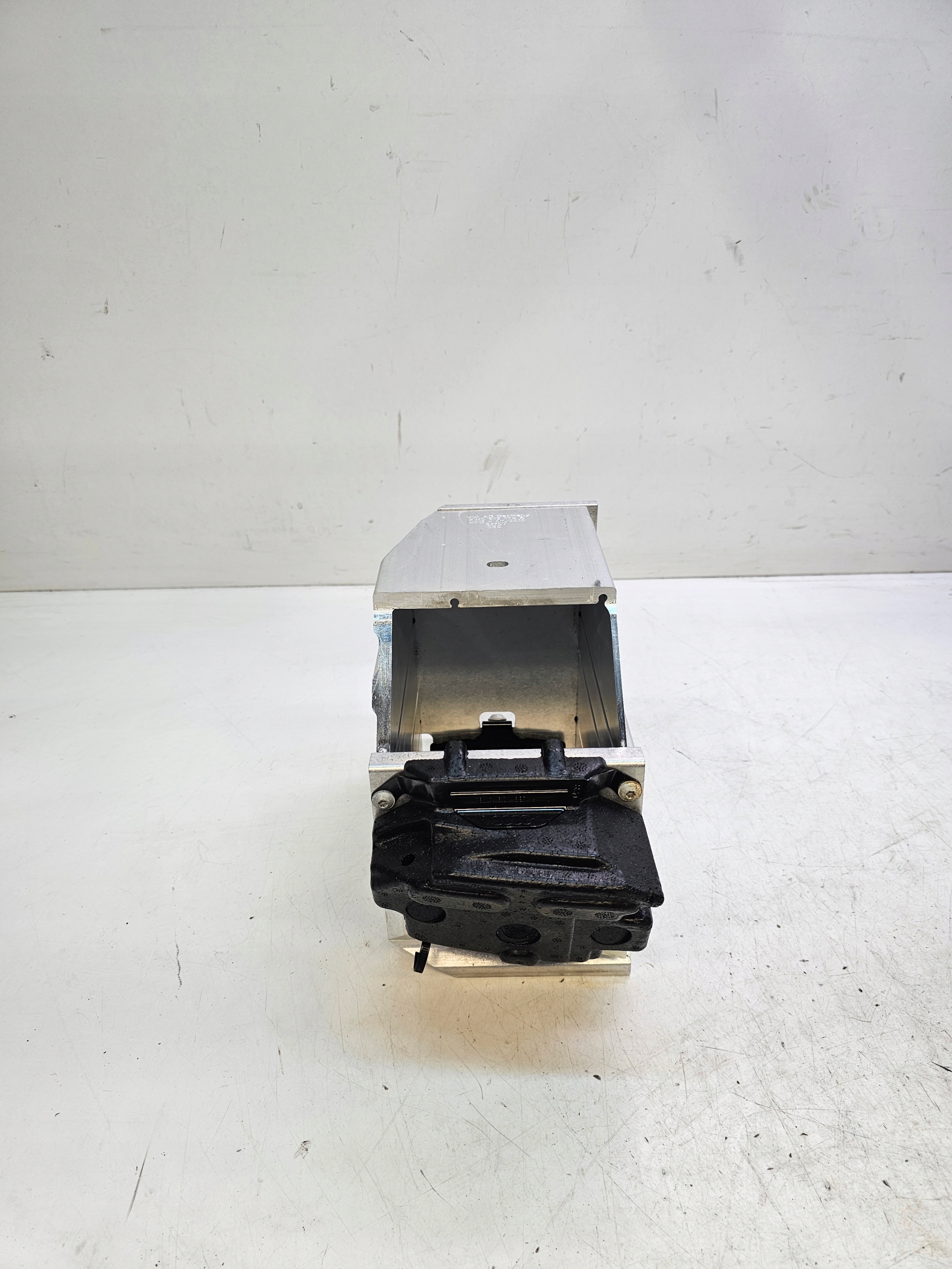 Halter Halter AKUMULATORA AUDI A4 B9 A5 8W0915172B
