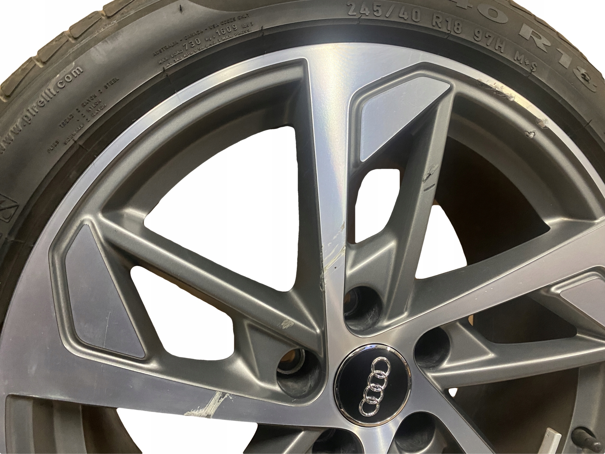 AUDI A4 8W B9 kolo disk 245/40R18 PIRELLI