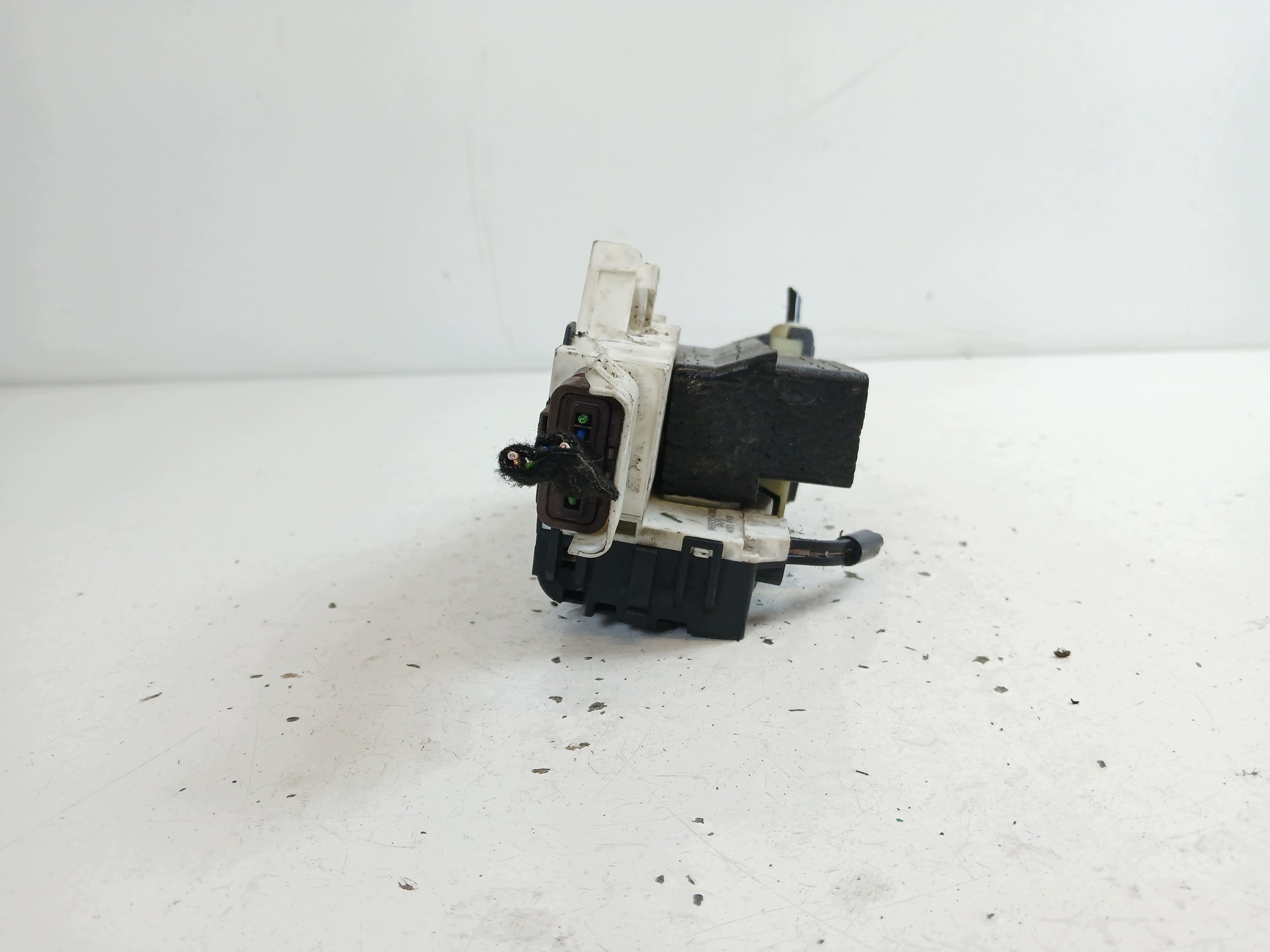 PEUGEOT 1007 lock door left front 9681334380