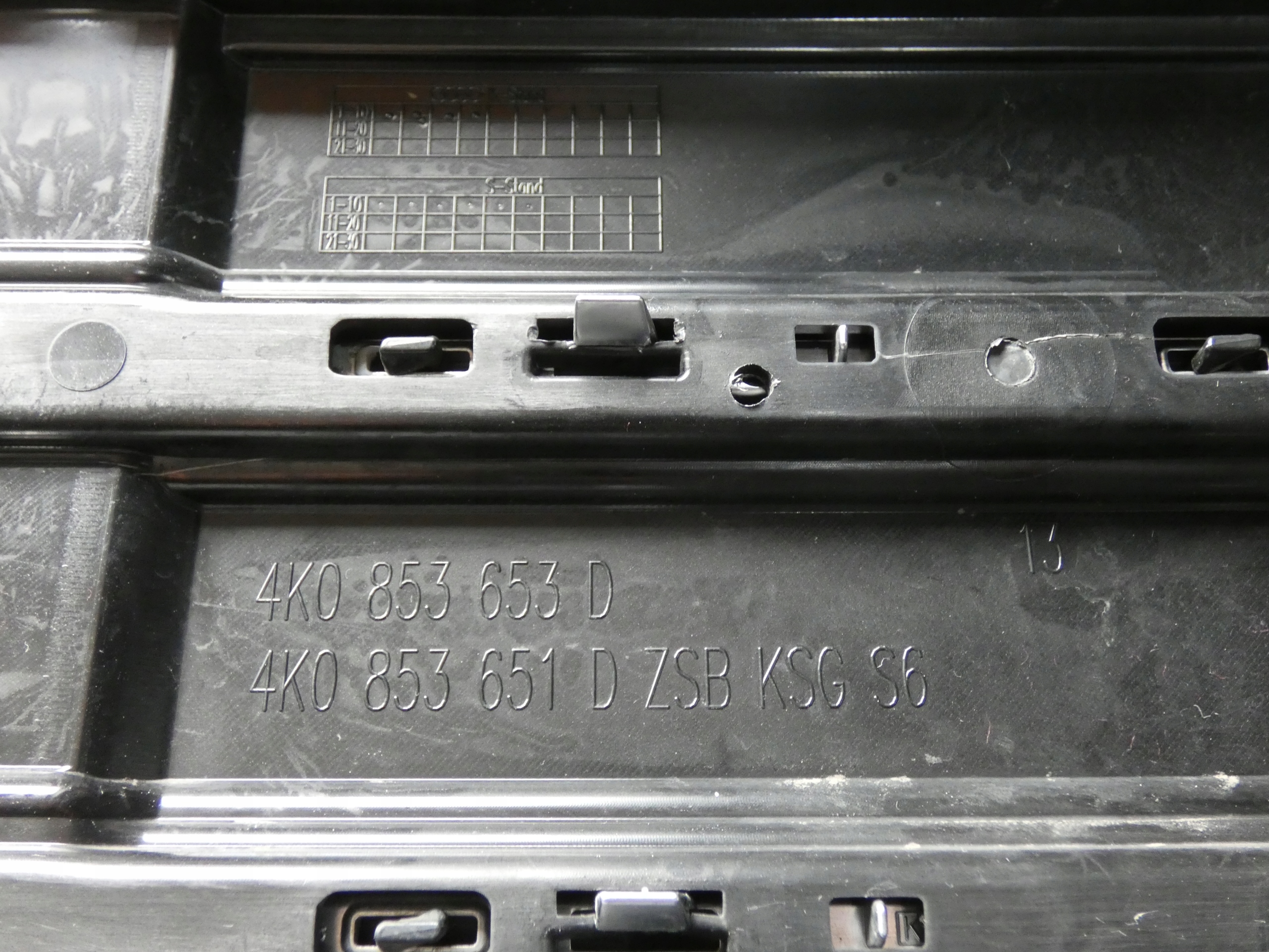 Audi OE 4K0853653D решетка радиатора
