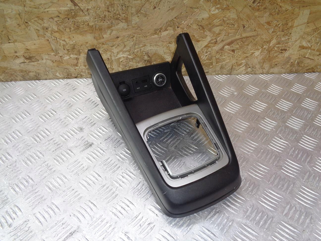 КОРПУС ЖИВЕТ ТУННЕЛЬ AUX KIA CEED И 1 ЛИФТ 09-12