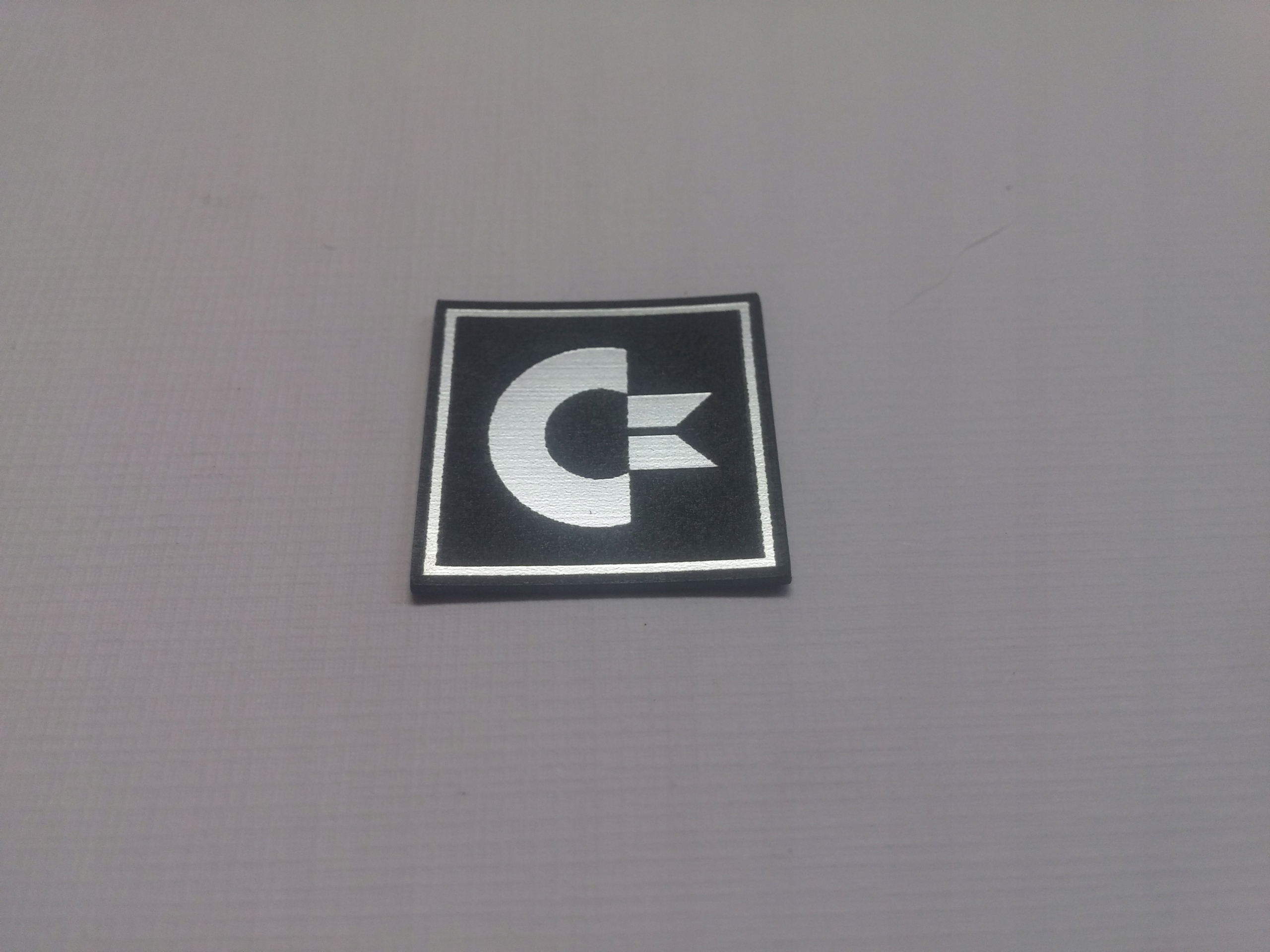 

Commodore naklejka emblemat 24 x 24 mm *srebrna