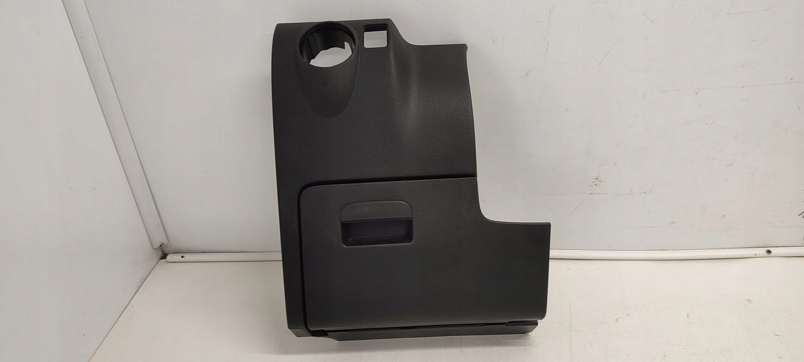 passenger compartment driver´s below steering wheel, VW Tiguan and