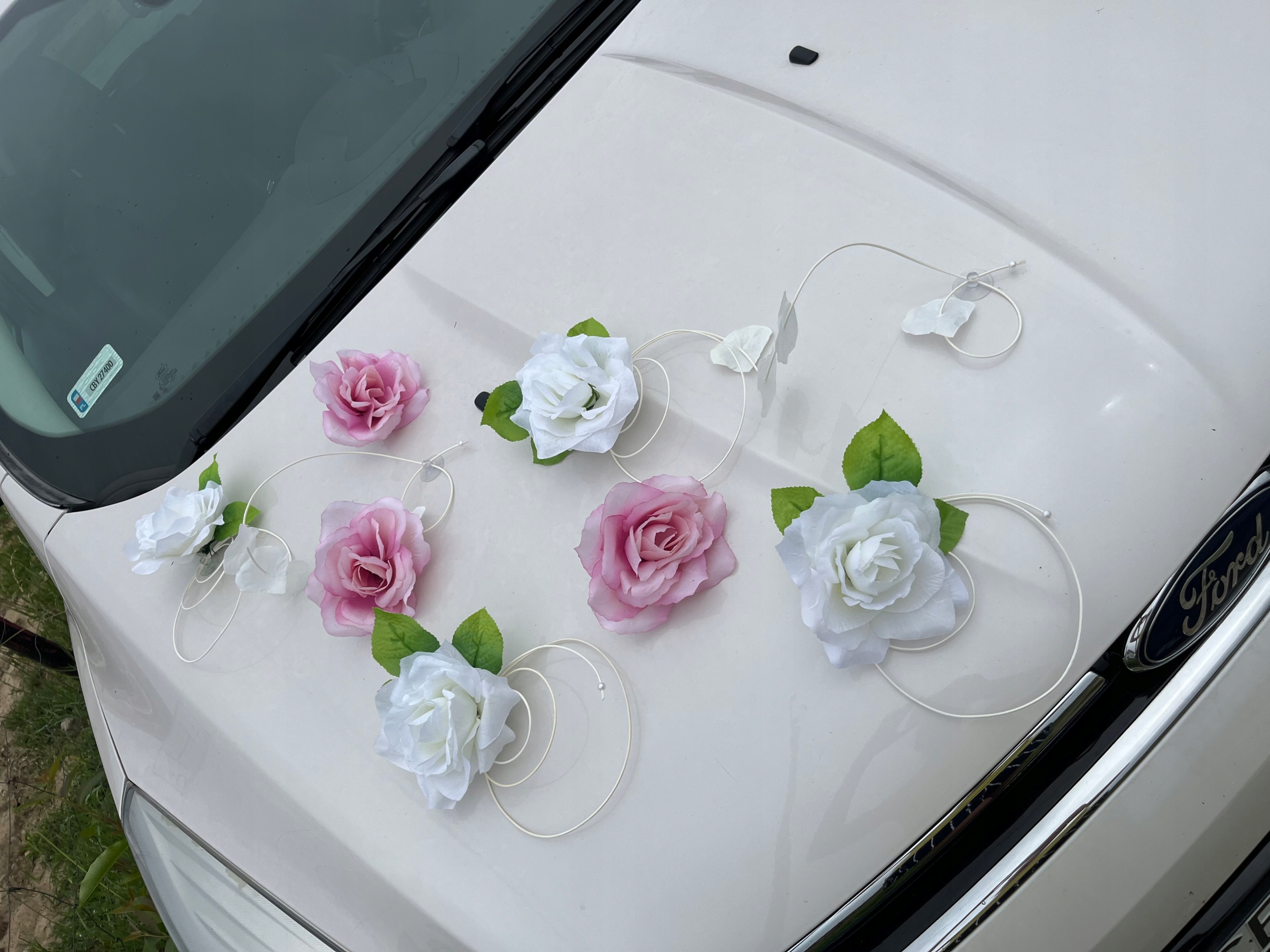 Dekoracja samochodu ozdoby na auto do ślubu płatki