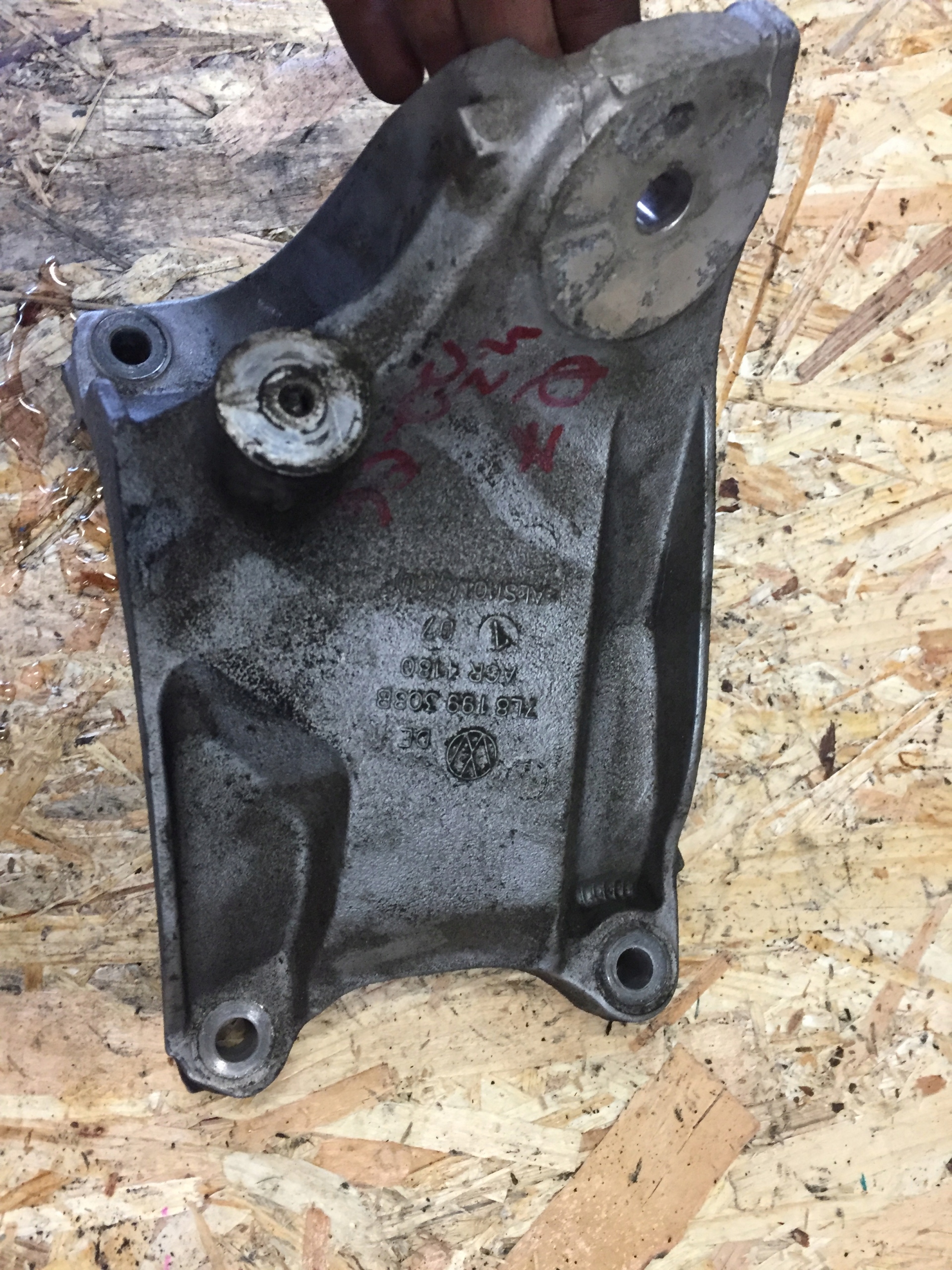 AUDI Q7 TOUAREG holder engine mount 7L8199308B