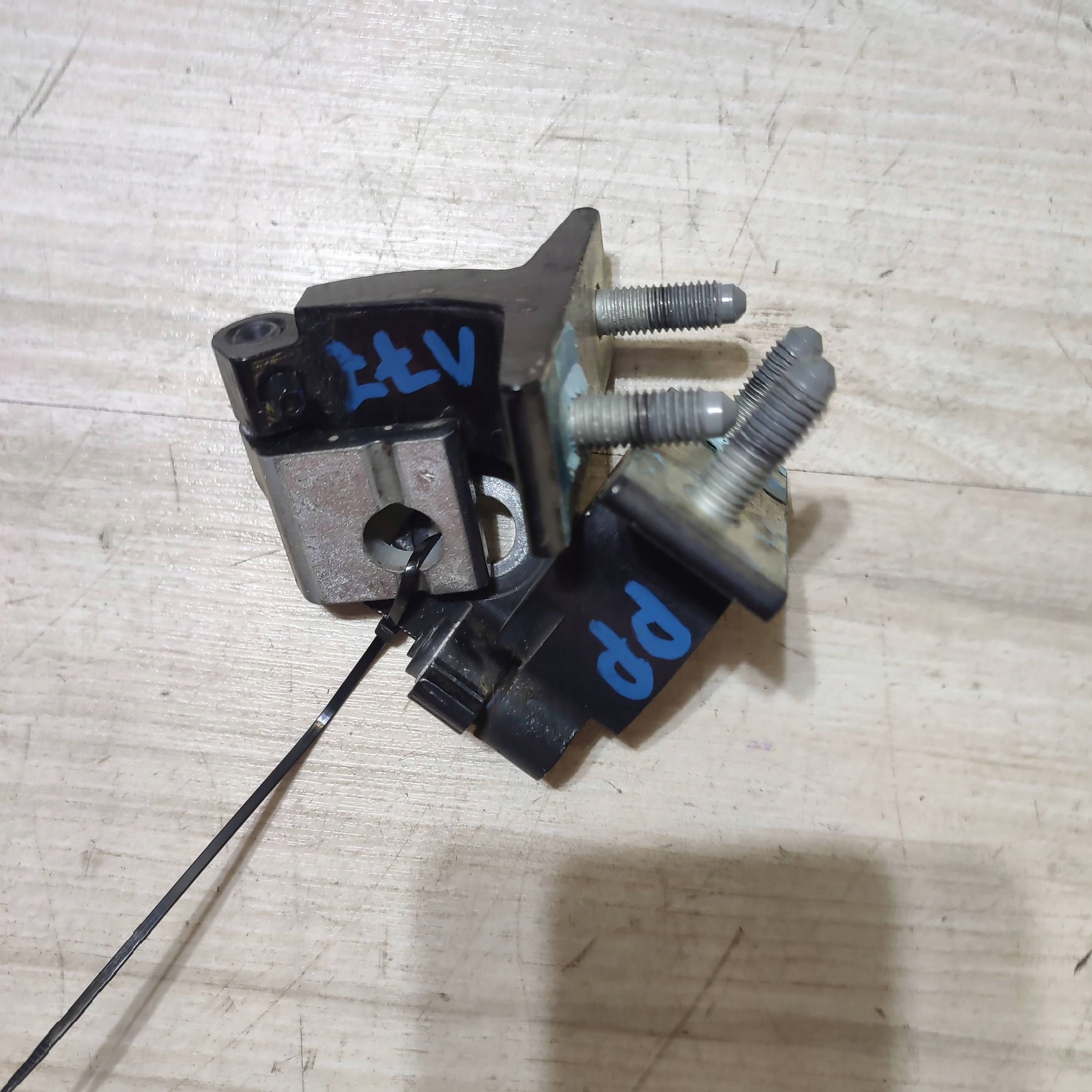 hinges door przednich front right Mercedes-Benz A W177