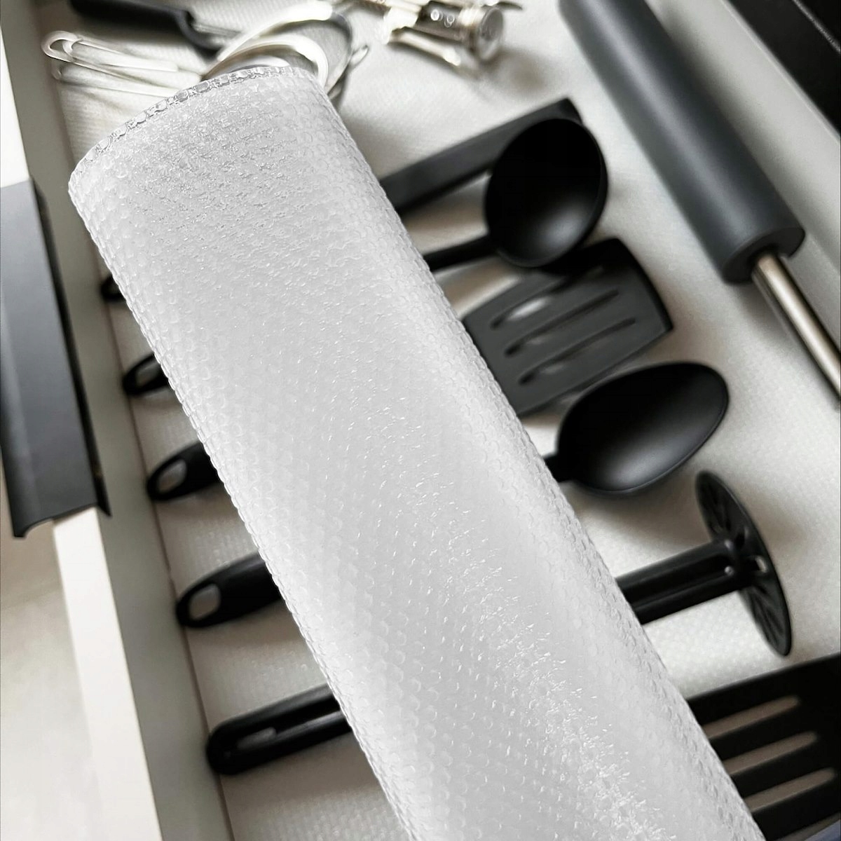 MATA ANTYPOŚLIZGOWA DO SZUFLAD SZAFEK OCHRONNA DUŻA ROLKA PLAMOODPORNA Kod producenta HA5128