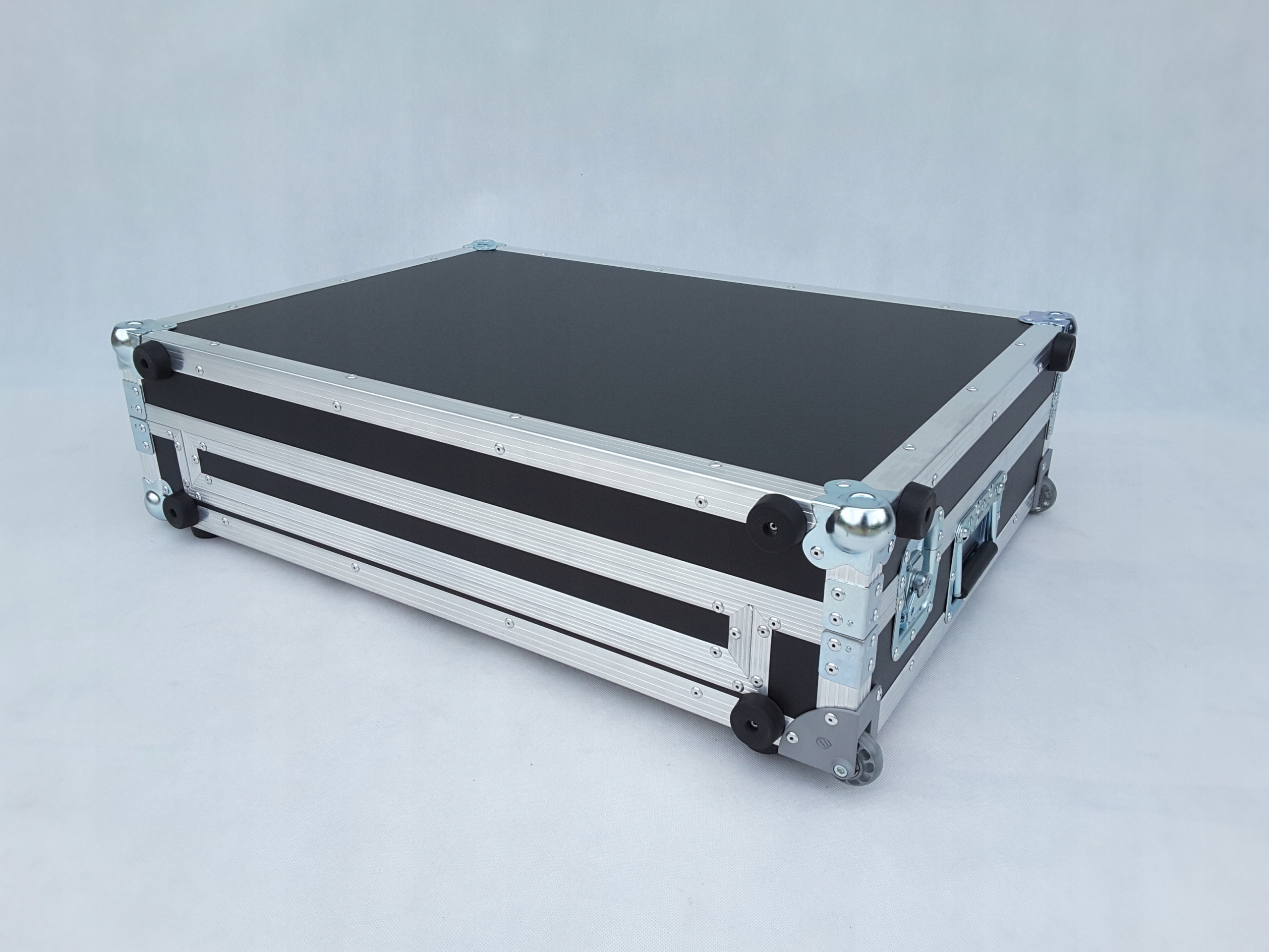 Case DENON PRIME 4 z kołami i półką Lżejszy o 20% Waga produktu z opakowaniem jednostkowym 15 kg