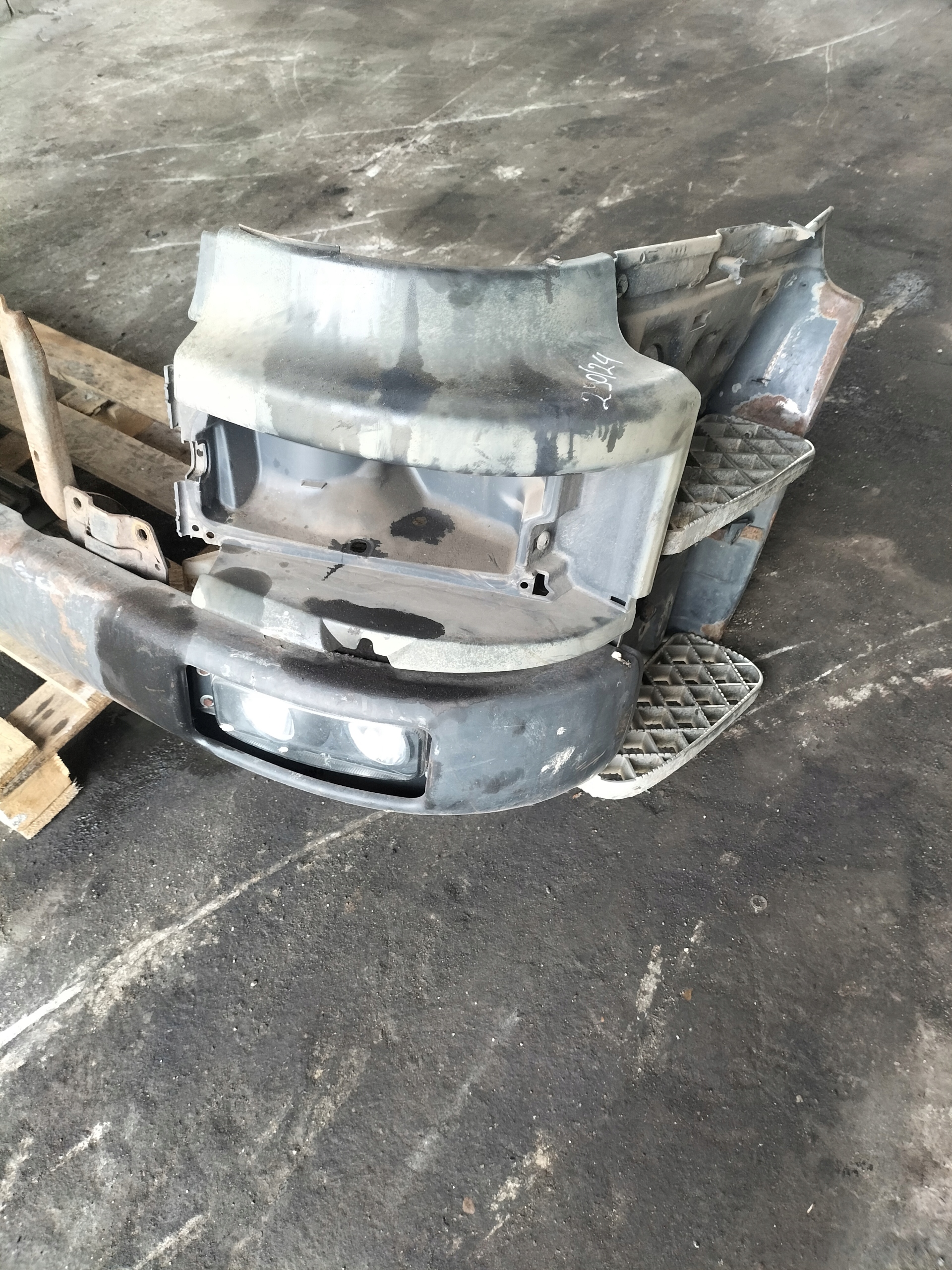 Frontstoßstange träger Licht STOPNICA links SCANIA 4 P94 BD4 2000r