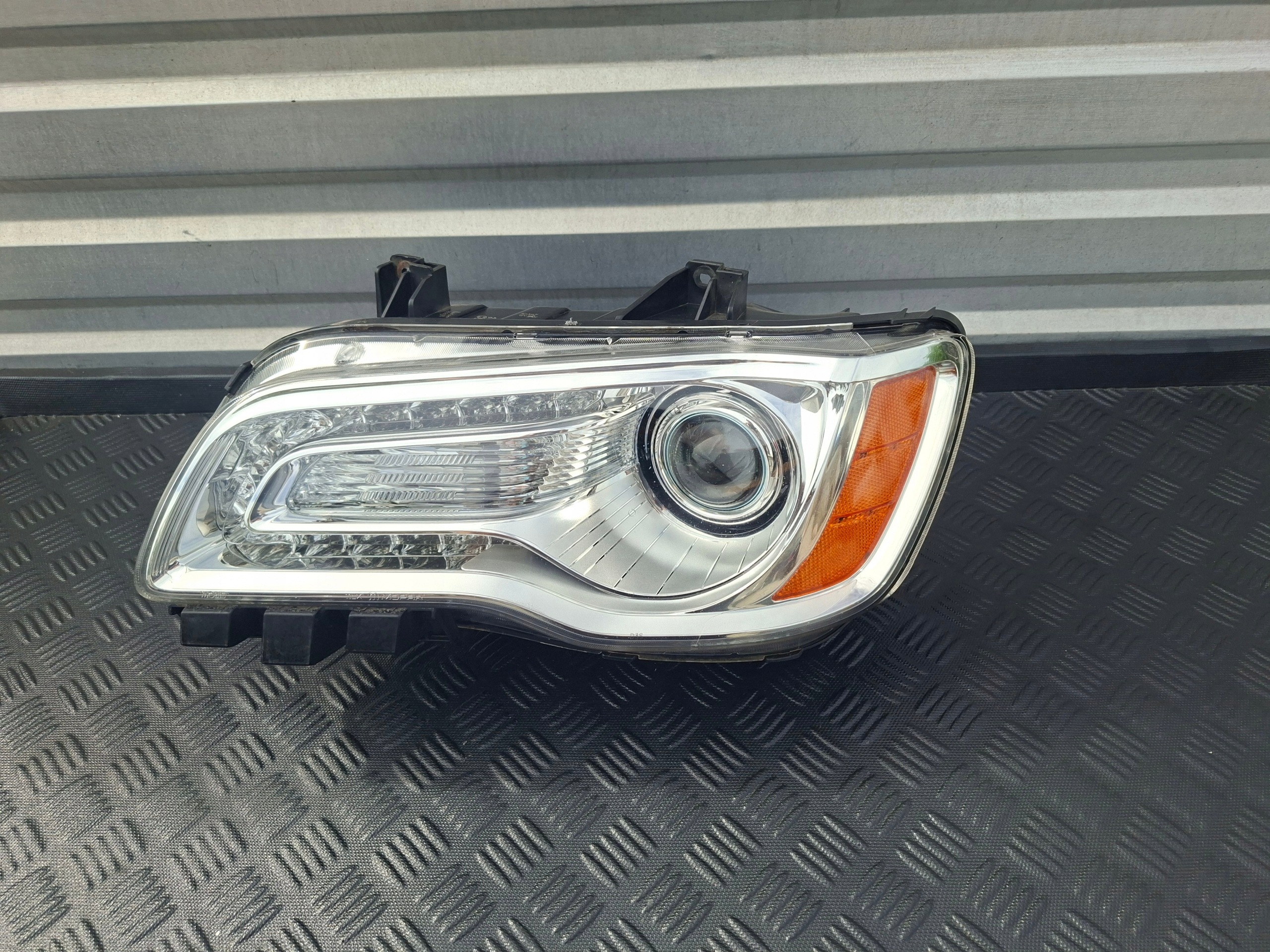 light front left front left XENON EUROPA CHRYSLER 300C II LANCIA THEMA