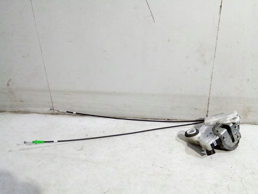 Toyota Verso S lock left front 6 PIN