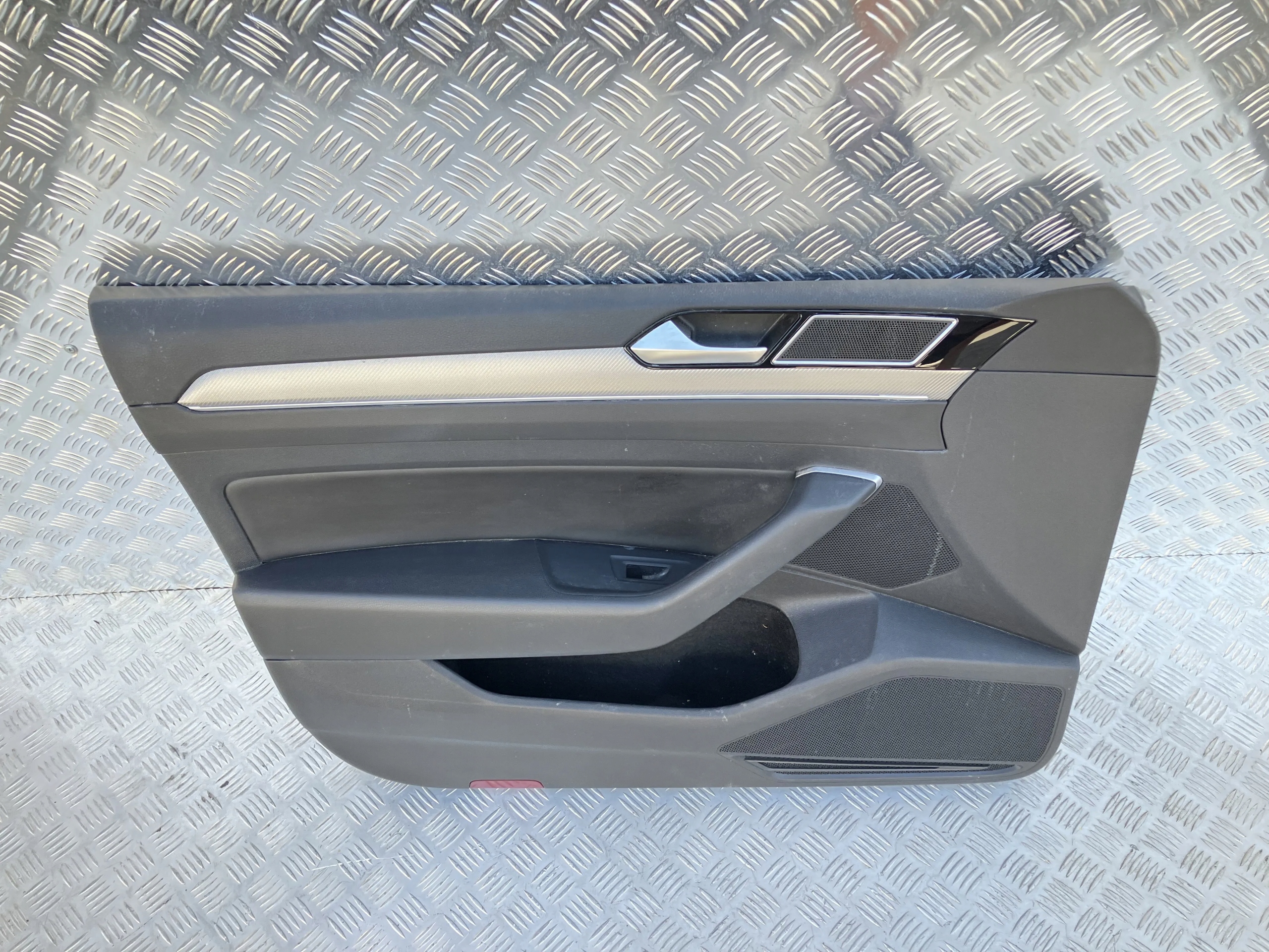 BOCZEK DRZWI PRZÓD LEWY VW ARTEON 17-