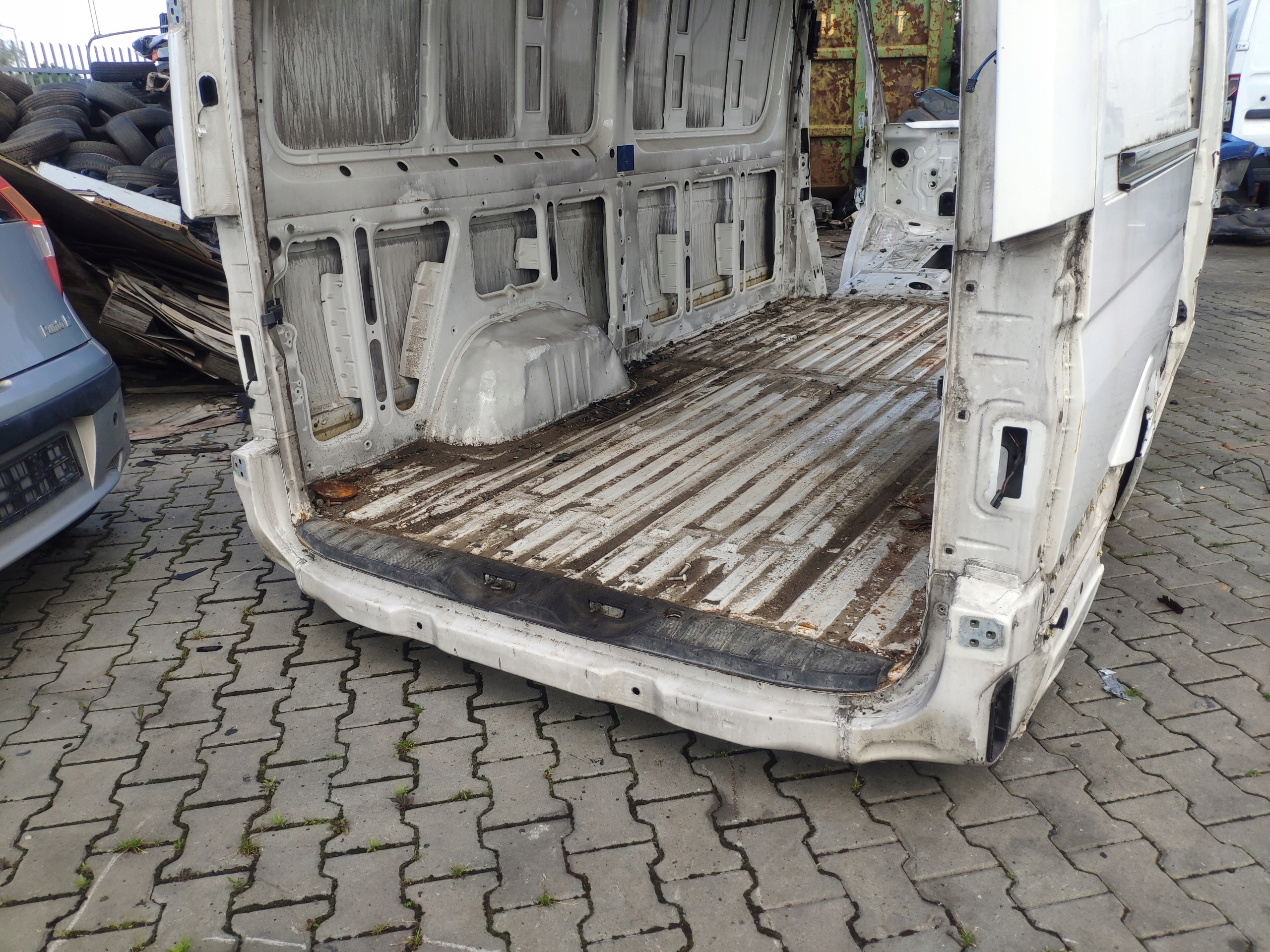 CRAFTER I 2E SPRINTER 906 PAS TYŁ SŁUPEK PODŁOGA