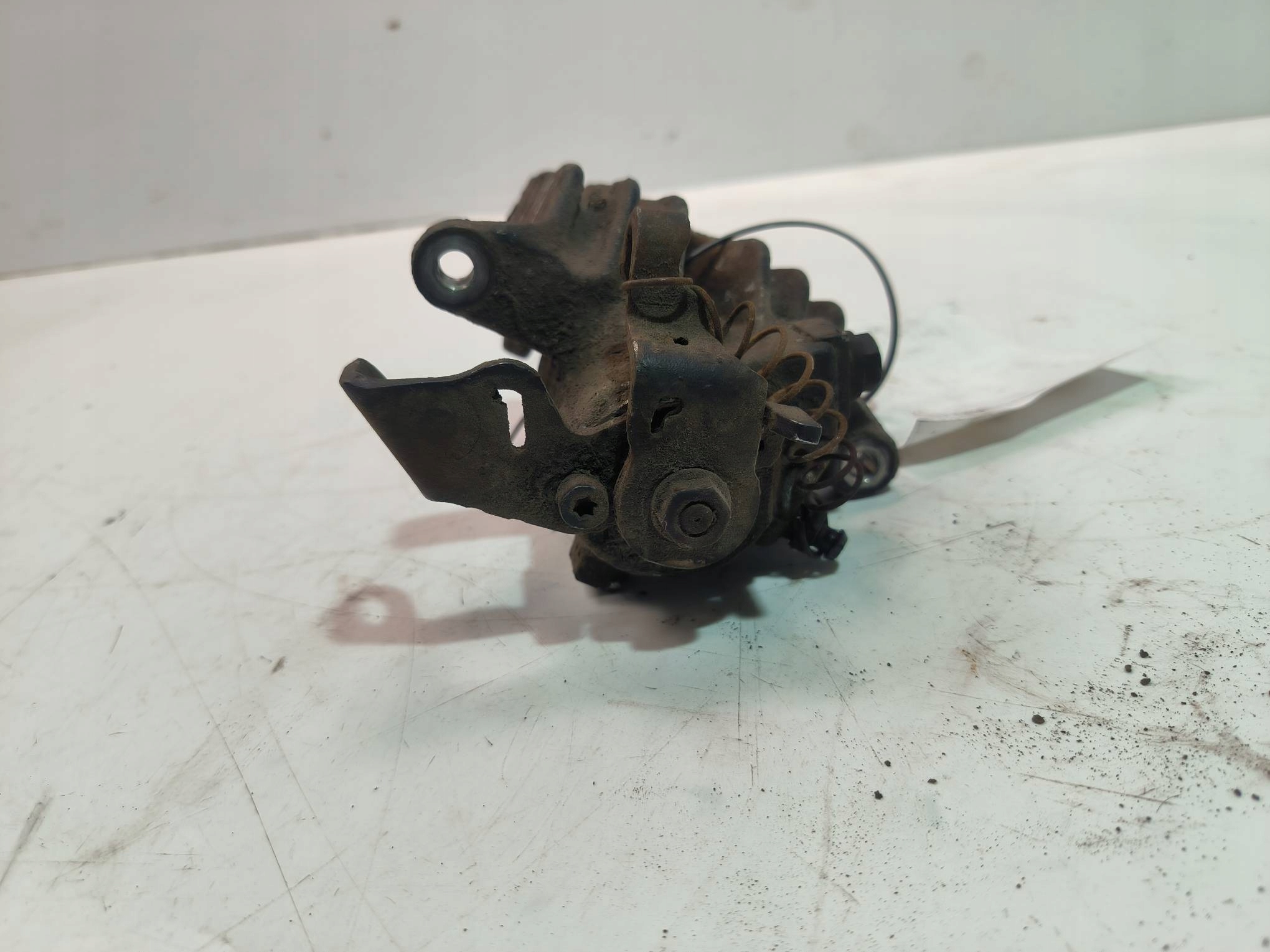 caliper brake rear part left 1.6 VOLKSWAGEN GOLF IV 4