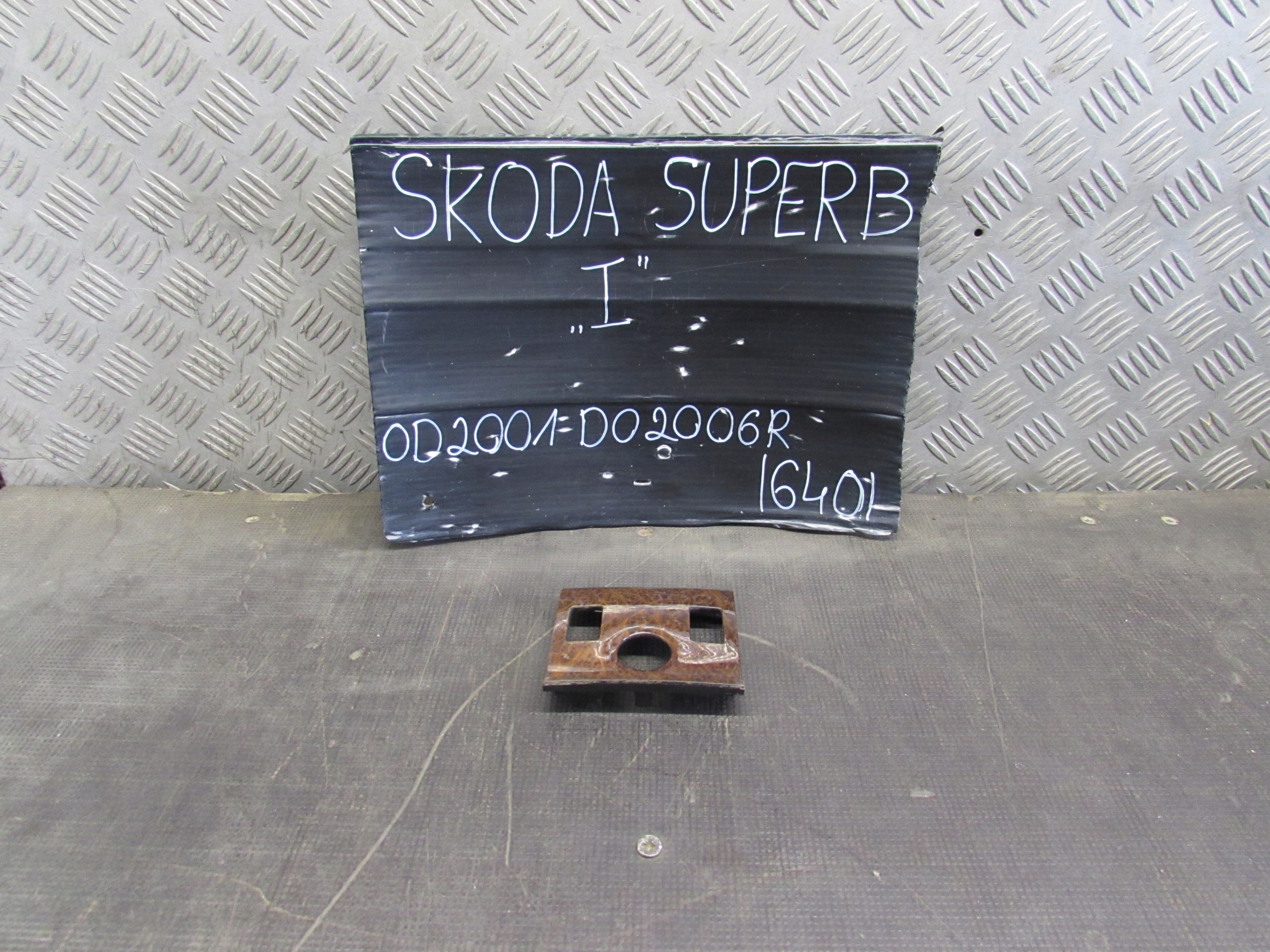 воздухозаборник жалюзи рамка консоль средняя 3U0863289A SKODA супер b 01-06 r.