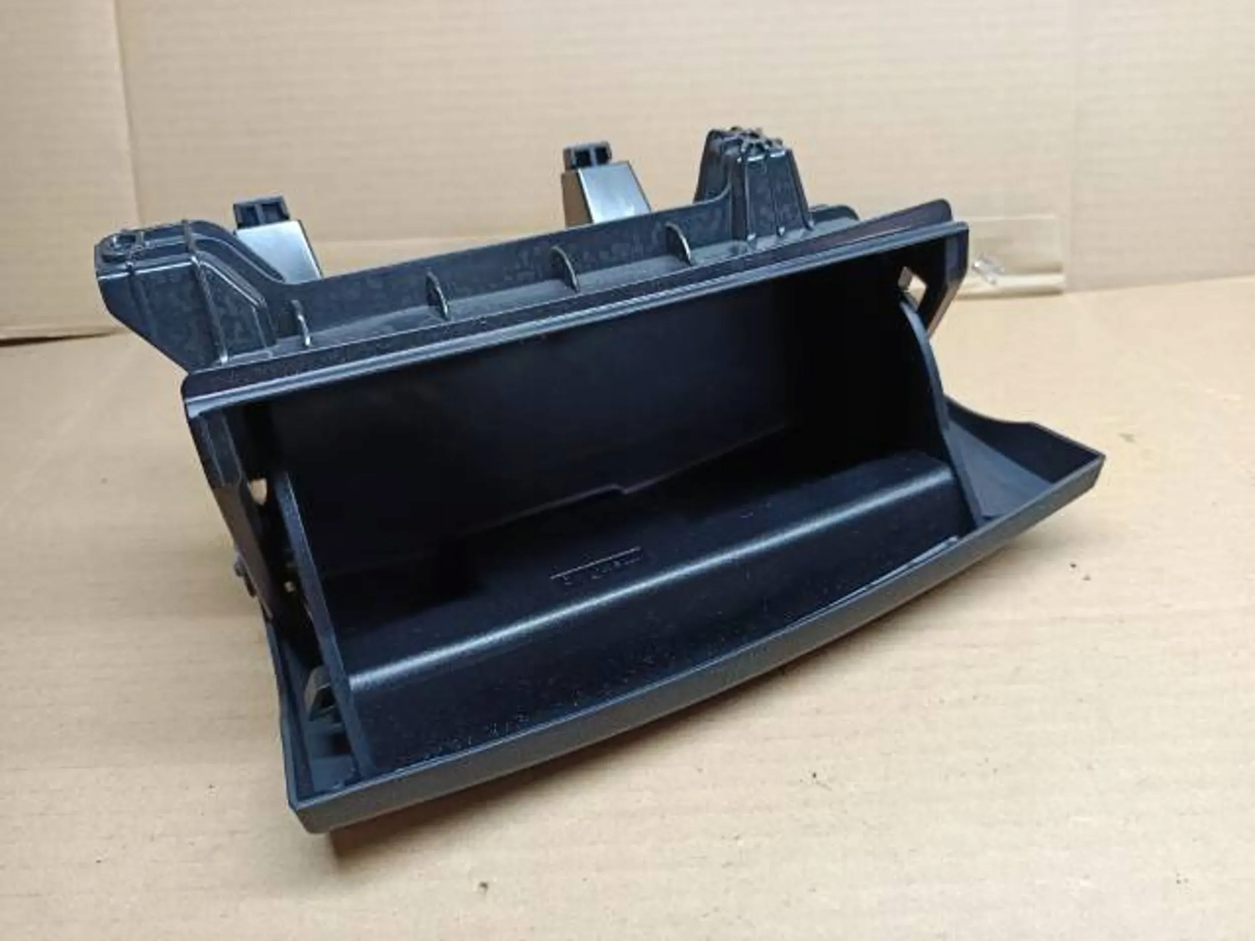 SCHOWEK FOTELA LEWY AUDI A6 C7 8K0882601B Typ samochodu Samochody osobowe