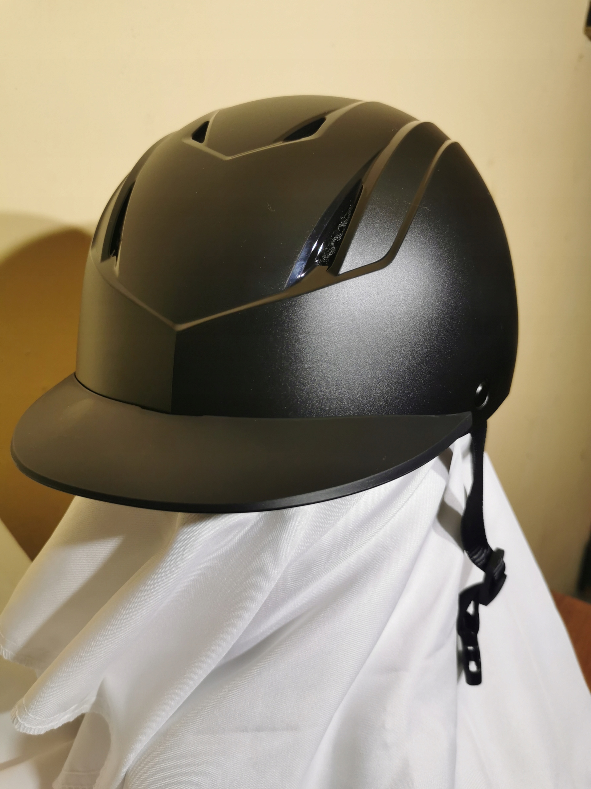 kask jeździecki z regulacją rozmiaru