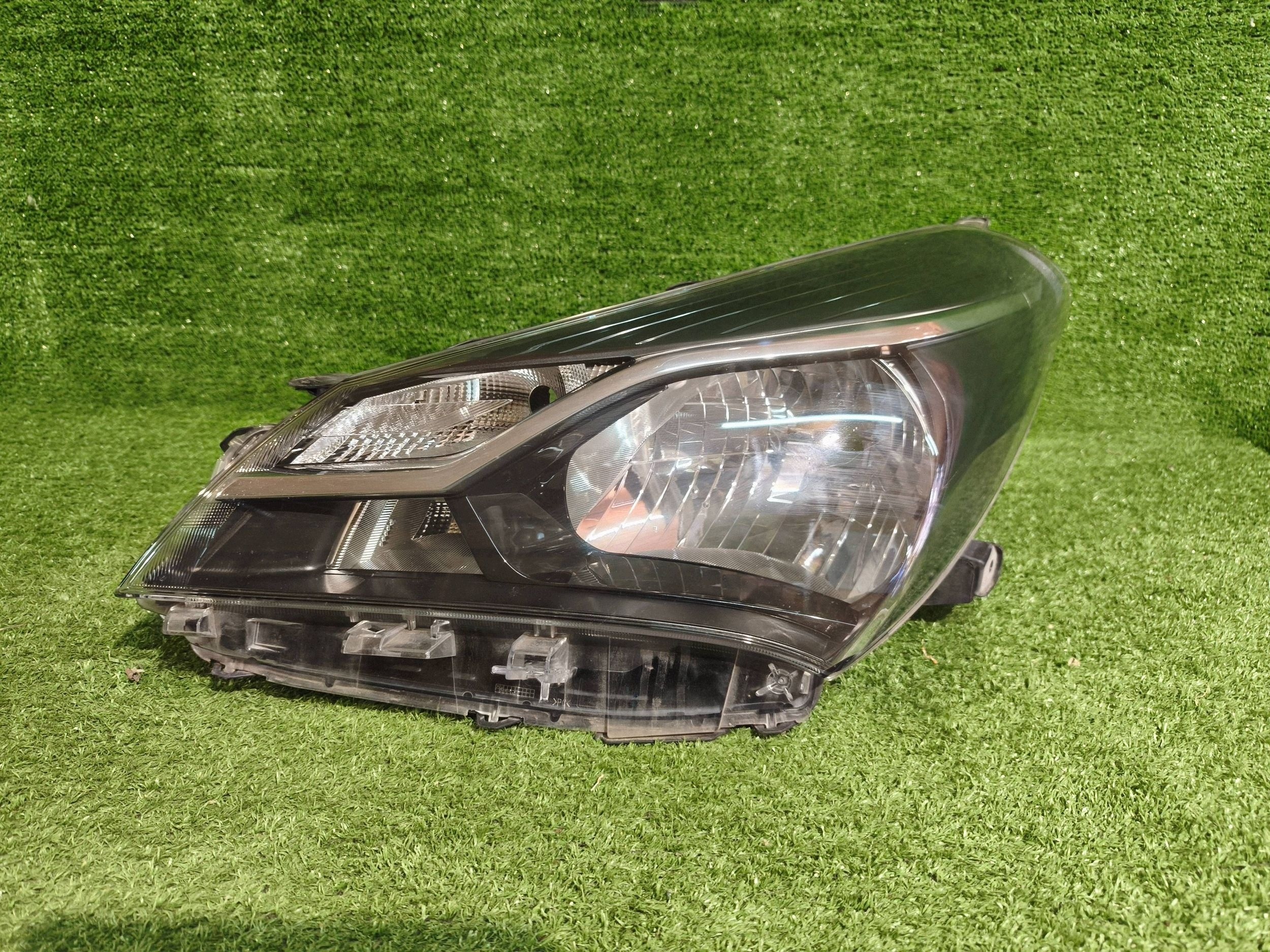 REFLEKTOR left front TOYOTA YARIS III LIFT 17- NR.R1445