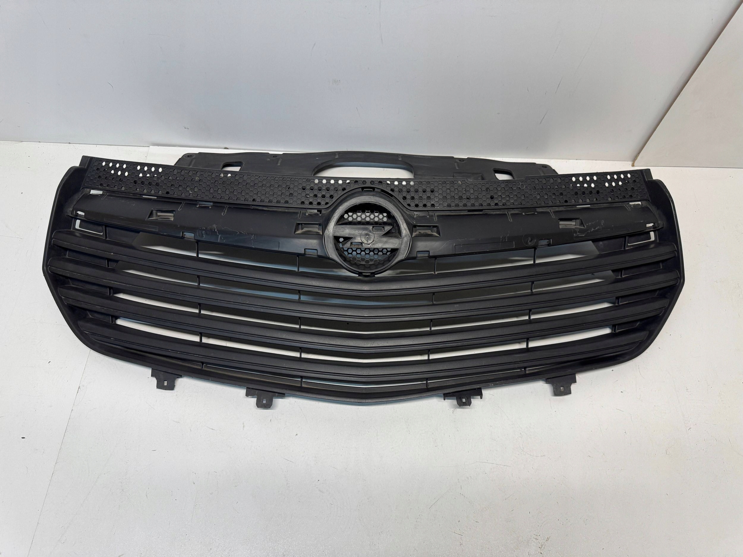 решетка радиатора opel VIVARO b