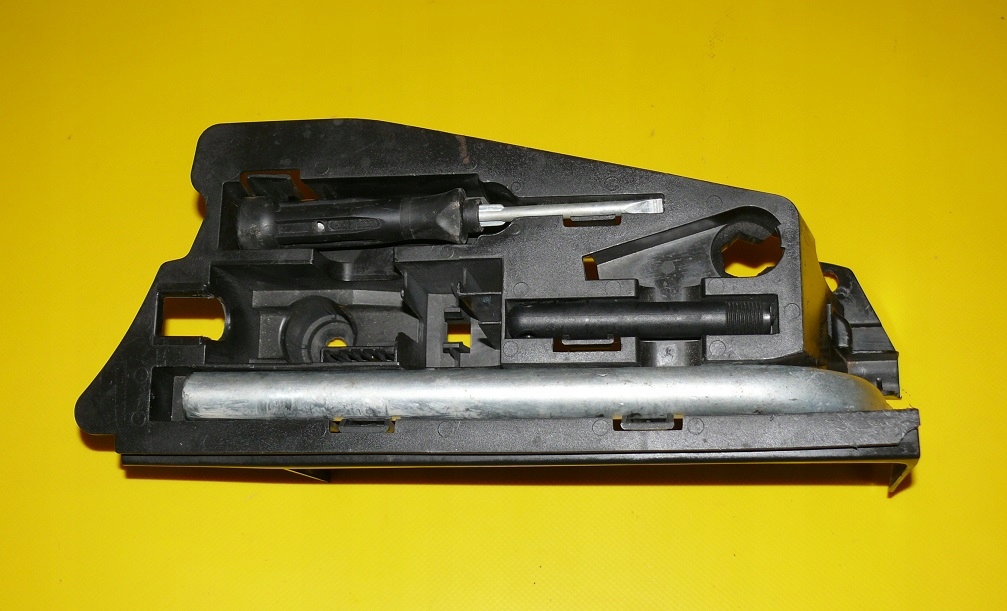 bracket holder passenger compartment for tools key DO of wheels SRUBOKRET AUDI A6 C6 04