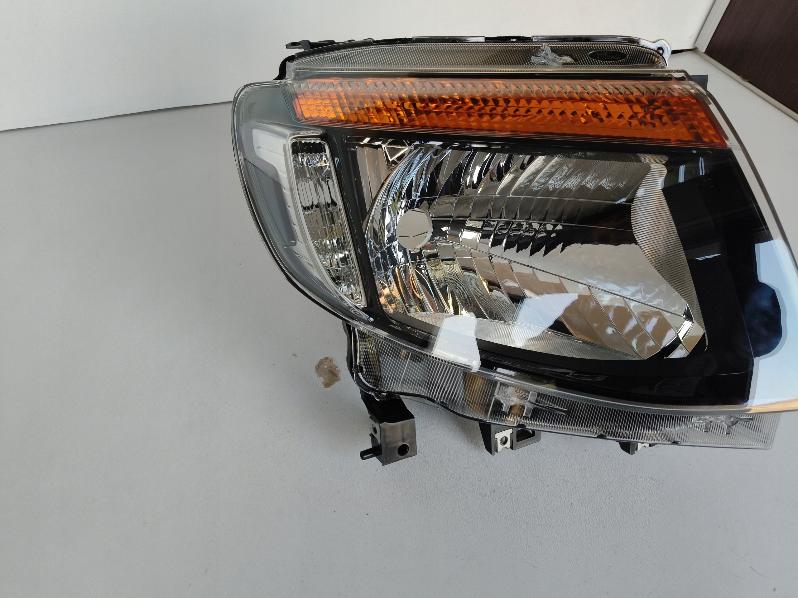 new light right REFLEKTOR FORD RANGER 12- CIEMNA