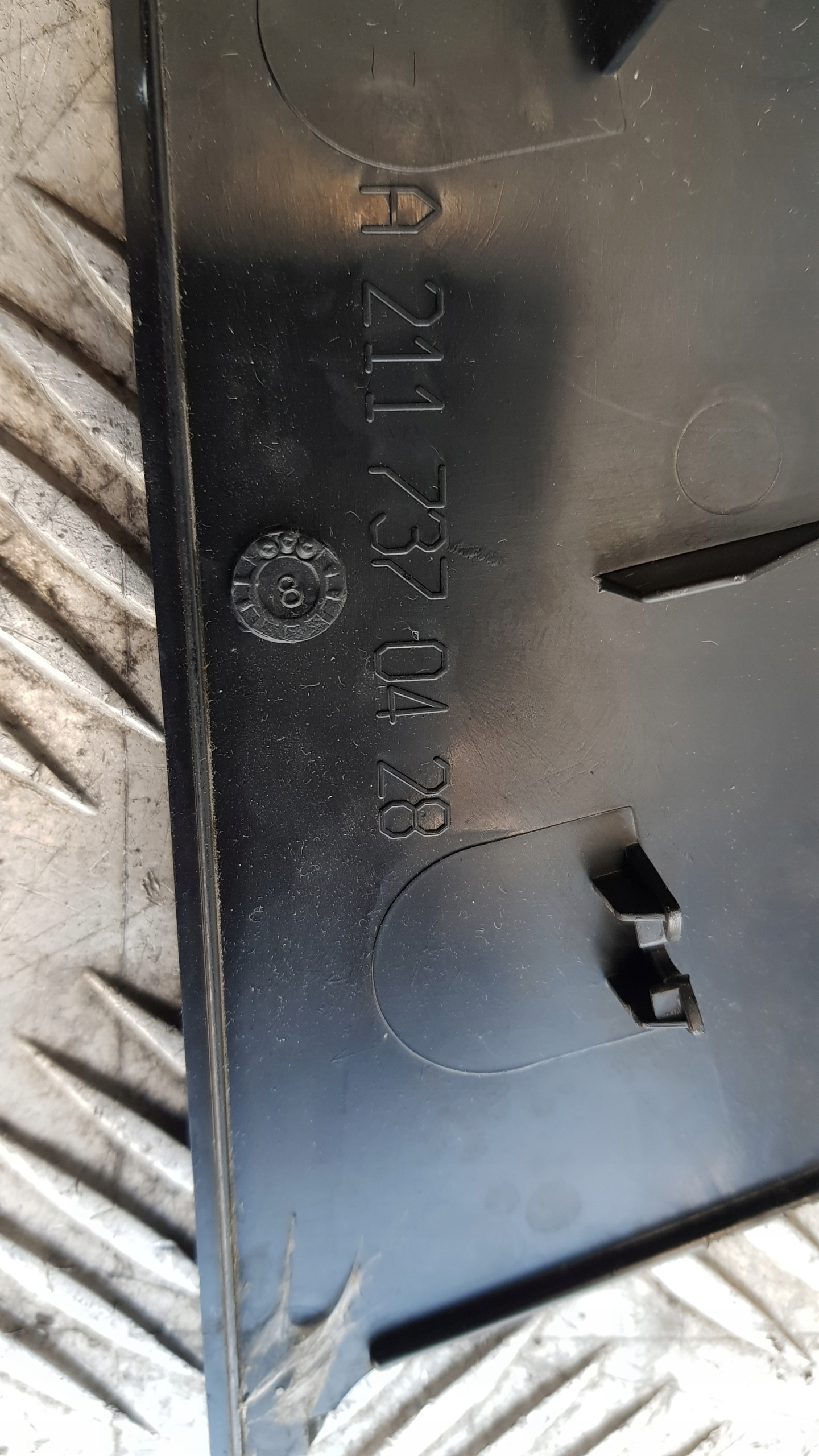 MERCEDES W212 spoiler upholstery right or left rear part