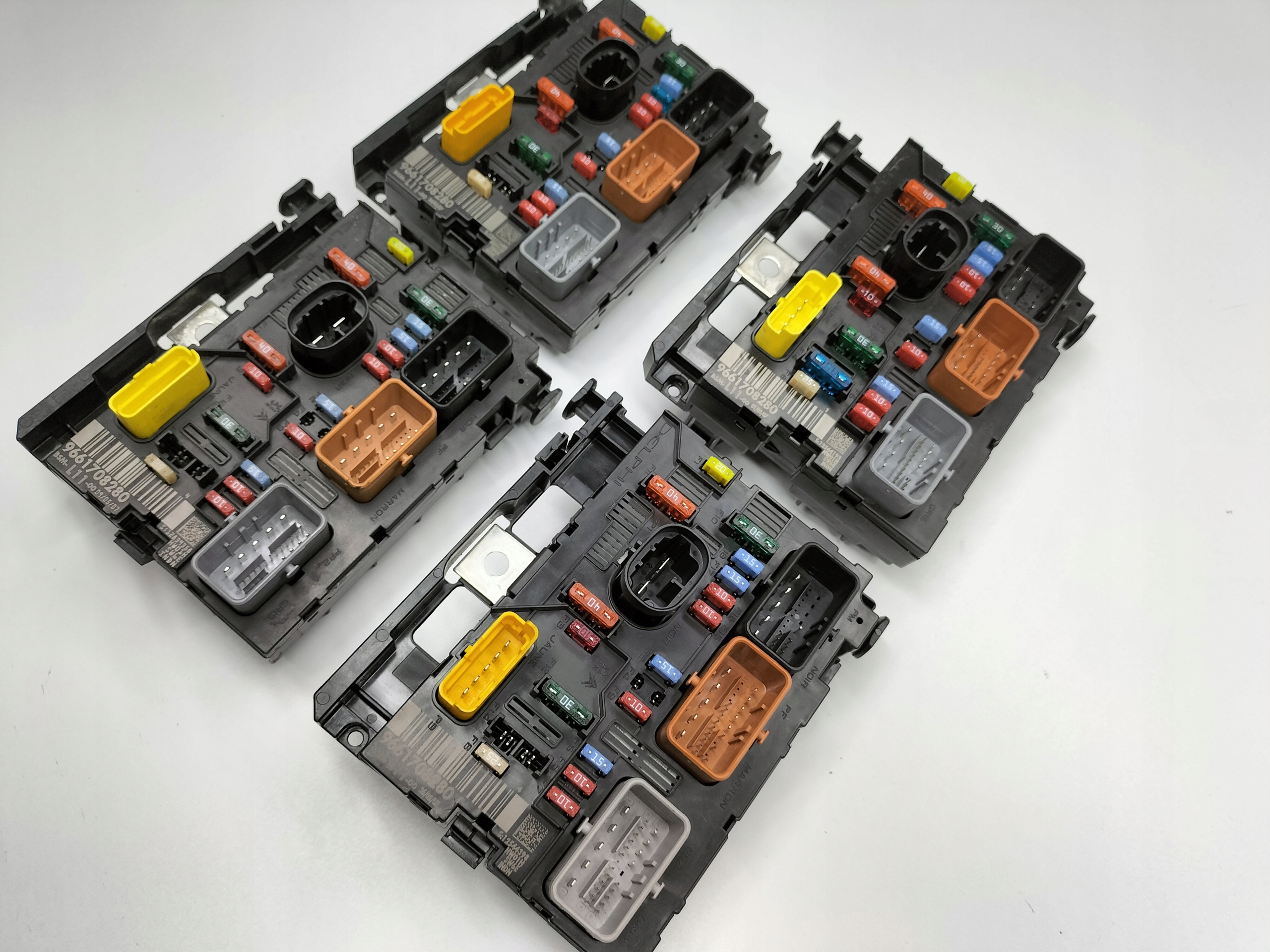 MODUŁ BSM SKRZYNKA BEZPIECZNIKÓW CITROEN PEUGEOT 9661708280 L11 Waga produktu z opakowaniem jednostkowym 3 kg