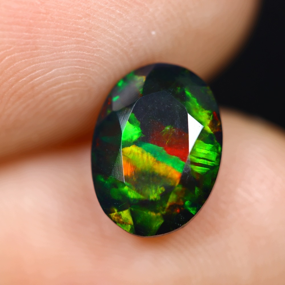 Přírodní opál černý 1.38 ct Ovál Etiopie certifikát Wbd