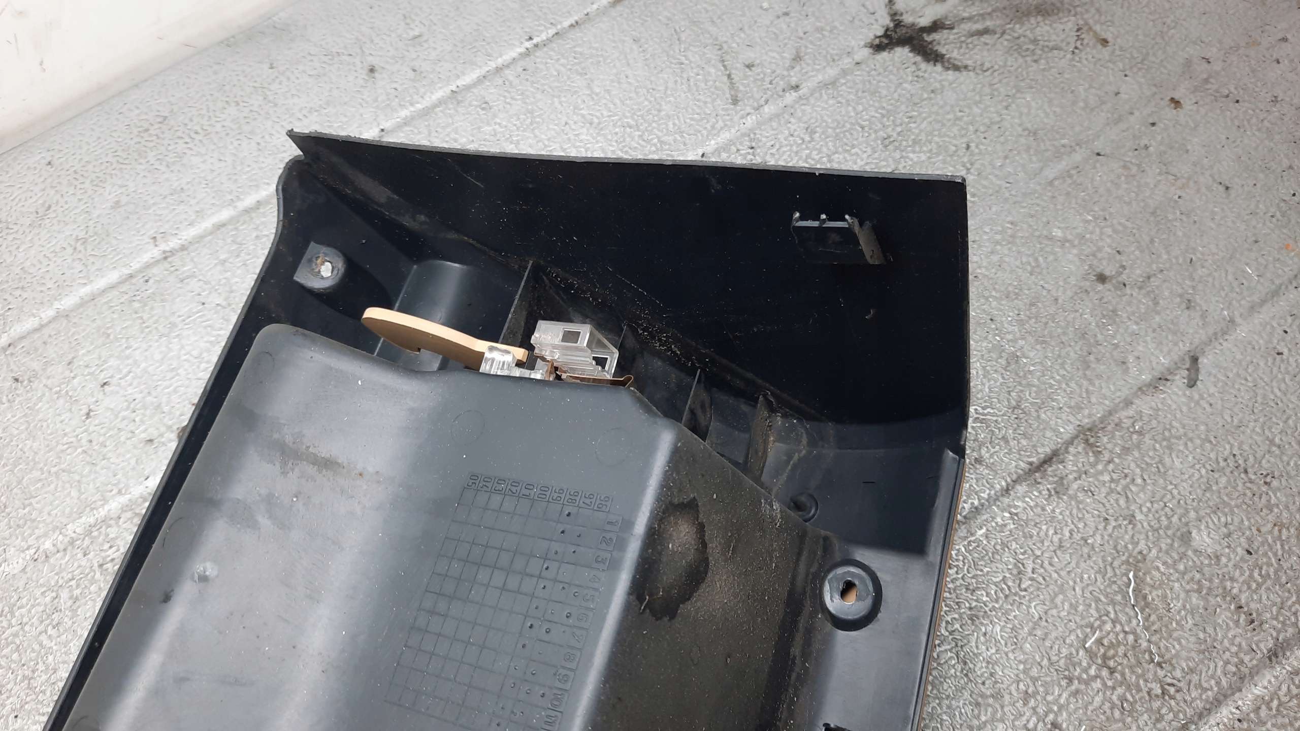 бардачок SKODA OCTAVIA I 99R 1.8b HB