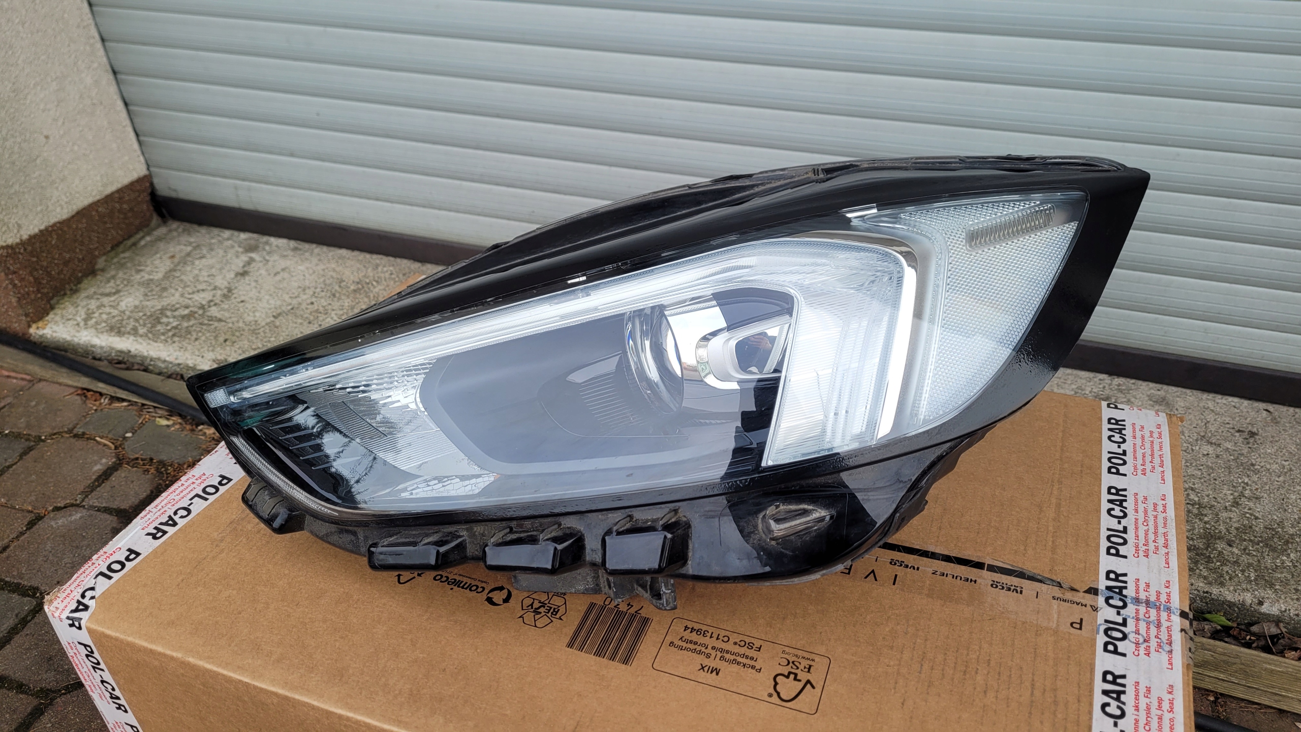 Фара левая FORD Edge рестайлинг линза MK2