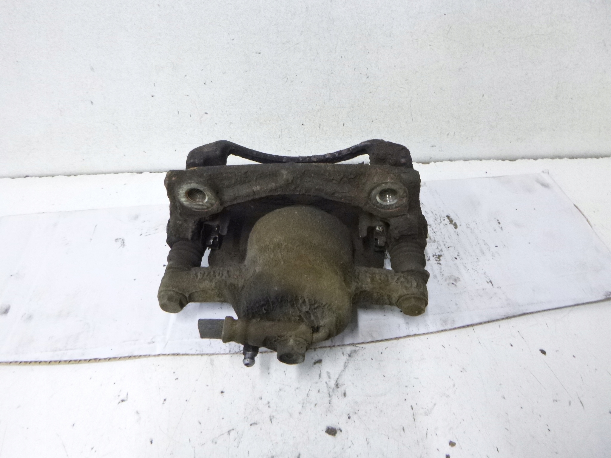 caliper brake + Jarzmo front right Peugeot 107 1.0 2006r.