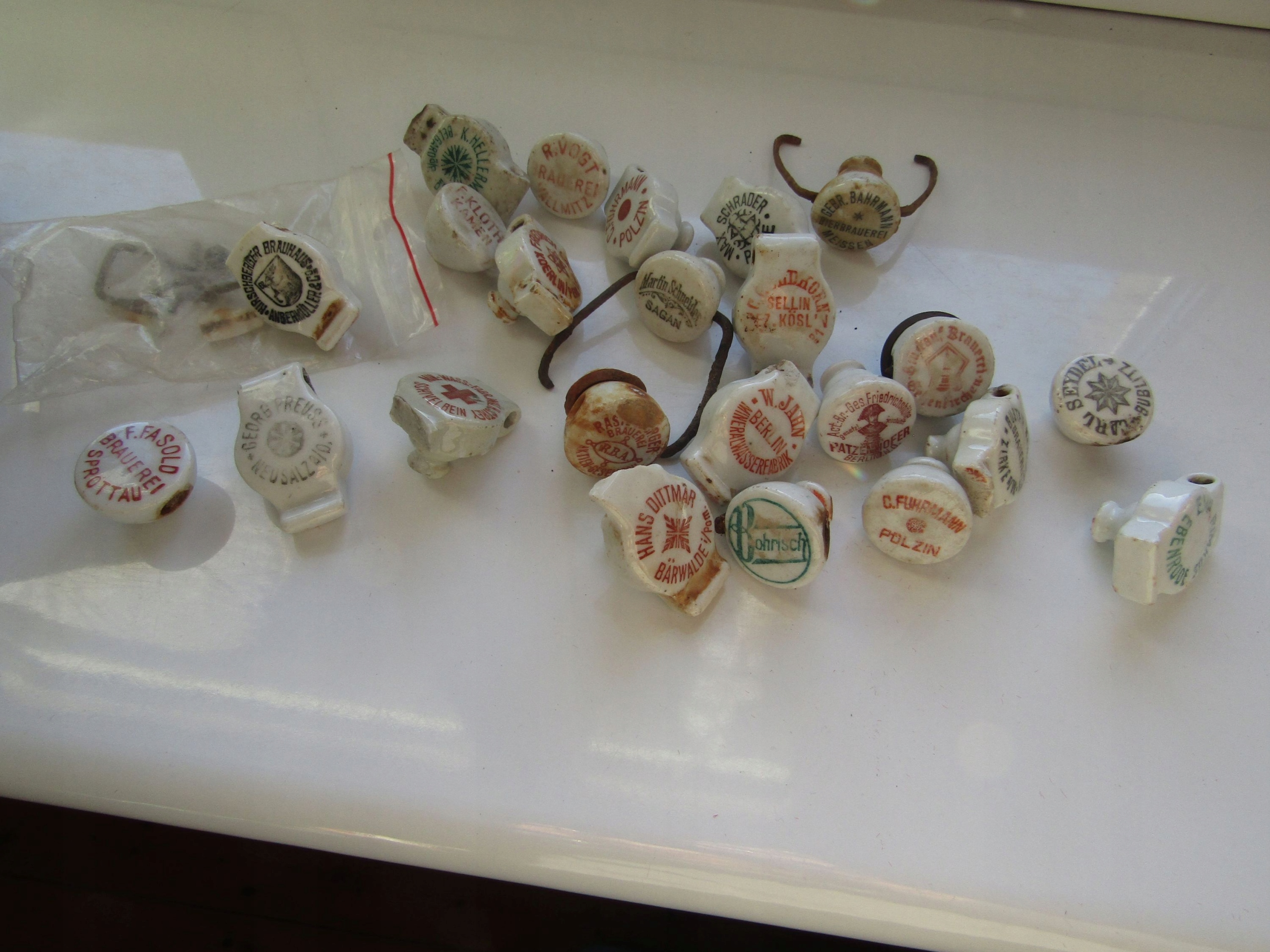 ZESTAW STARYCH PORCELANEK DO PIWNYCH BUTELEK. 23 SZT.