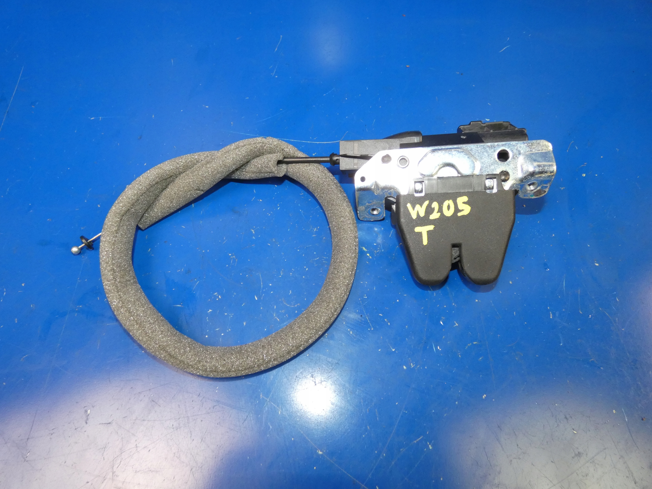 A2047500485 - MERCEDES C Class W205 замок багажника седан